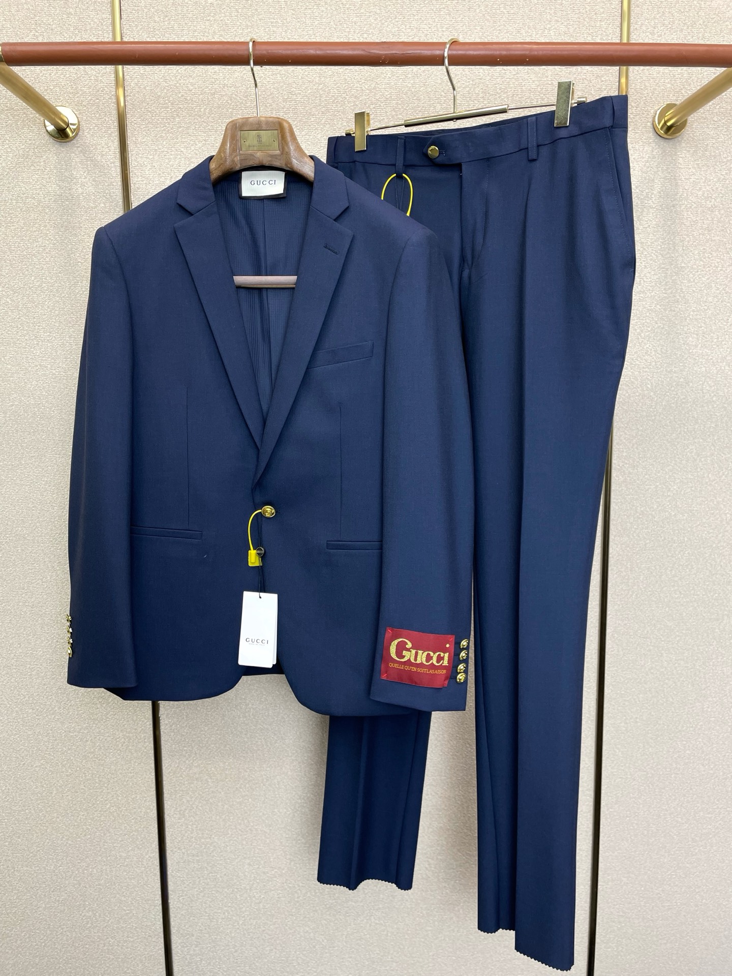 NO:955239,/Set. Single suit, trousers. Gucci new suit suit, foreign trade company order. Simple casual suit jacket, the new imported original polyester fiber fabric that is sold at all prices. It is breathable, soft and warm, very straight and drapey. The whole dress is neat and smooth. All hardware accessories are supplied by customers and have logo top accessories. At first glance, it is a high-end fabric. This kind of fabric is custom-woven. There is no such thing outside. It is a good product from a regular factory, and there is nothing picky about it.  This kind of jacket is a regular wear and very practical. The same size is 46-56, gucci, gucci, jackets & coats, business suit,19860909/套.单西、西裤.Gucci古驰新款西服套装,外贸公司订单 简约休闲西装外套,砸锅卖铁都要上的新款进口原版聚酯纤维面料,透气柔软保暖性很强,笔挺垂感十足,整件衣服车工走线整齐平整,所有五金附料都是客供带logo顶级配件 一看就是高档的面料 这种面料都是定织的 外面根本就没有 正规大厂途径出来的好货,无任何有挑剔的地方 这样的一件外套属于常备常穿的,实用性很强. 统一码数46-56,,gucci,gucci,jackets & coats,business suit,,Men's clothing