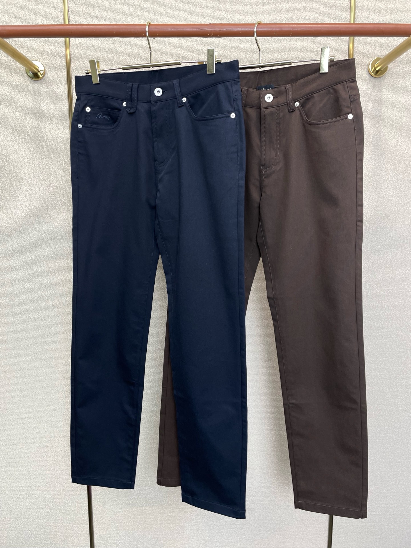 NO:955190,.Brioni Brioni’s new style of casual pants is a high-end version!  Custom-made fabrics at the counter are highly breathable and comfortable, with impeccable details and brand element design concepts, reflecting high quality. It feels delicate and soft!  It presents a casual cut and the upper body shape is awesome!  Code number: 30-40 (no 37.39),,19860909.Brioni布里奥尼砸锅卖铁都要上的新款新款休闲裤 高端版本！专柜定制面料 透气舒适度高,细节无可挑剔,品牌元素设计理念,体现高品质.手感细腻柔软！呈现休闲裁剪,上身版型超赞！码数: 30-40（无37.39）,,,Men's clothing