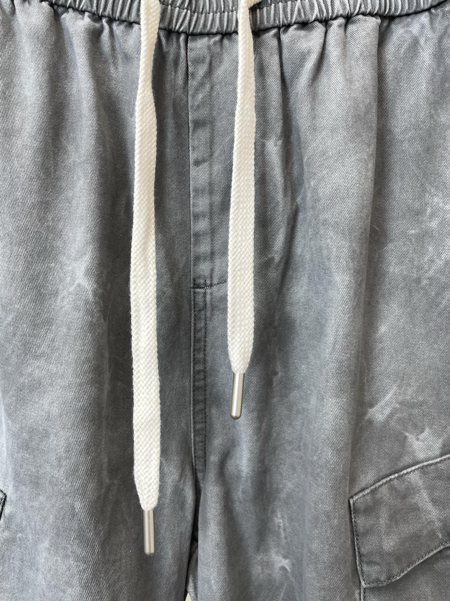 LOEWE罗意威💥砸锅卖铁都要上的新款新款休闲短裤🩳高端版本！专柜定制面料 透气舒适度高，细节无可挑剔，品牌元素设计理念