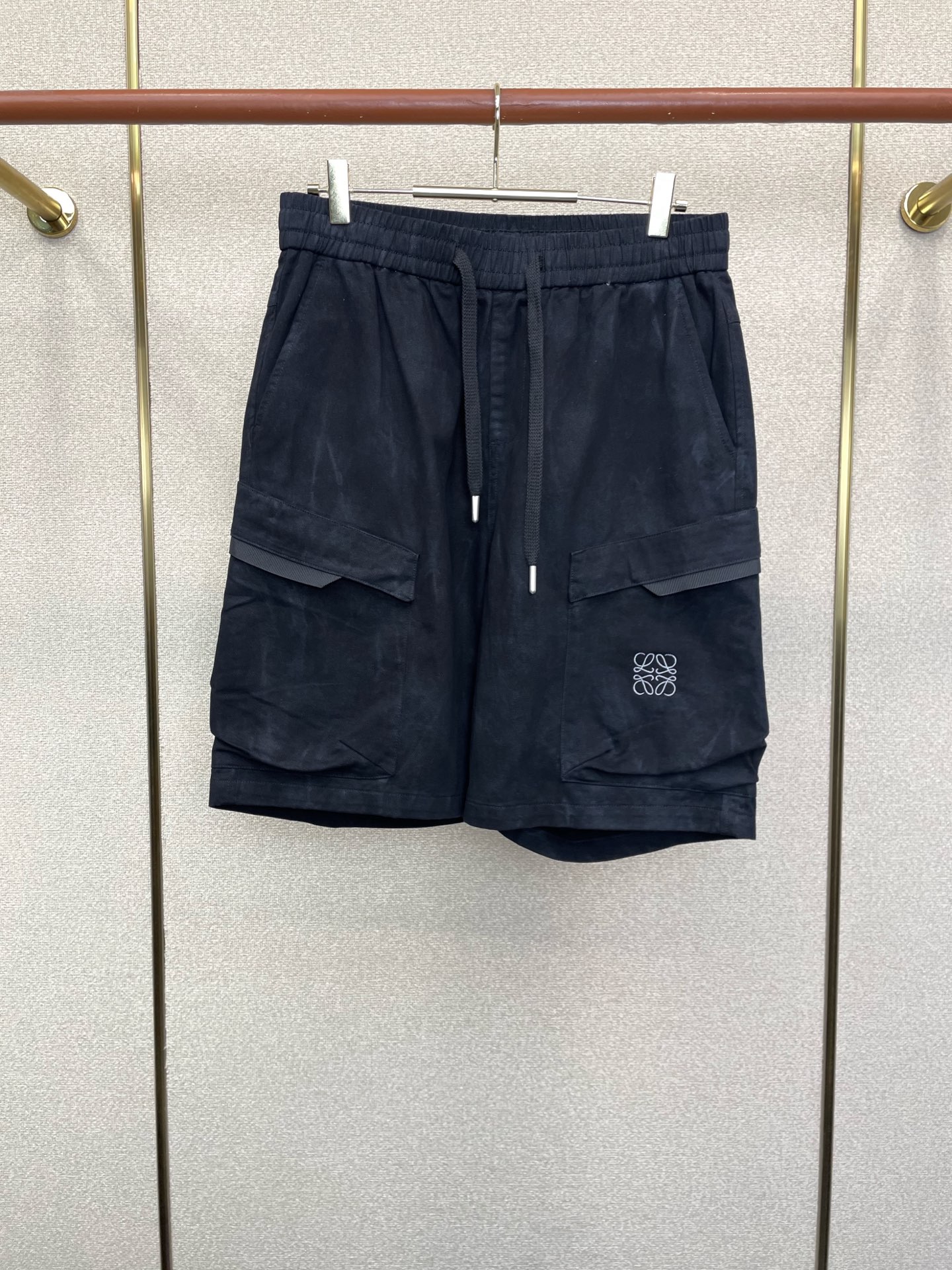 LOEWE罗意威💥砸锅卖铁都要上的新款新款休闲短裤🩳高端版本！专柜定制面料 透气舒适度高，细节无可挑剔，品牌元素设计理念