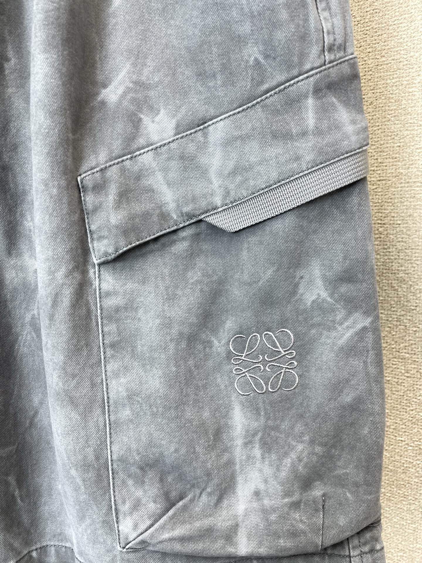 LOEWE罗意威💥砸锅卖铁都要上的新款新款休闲短裤🩳高端版本！专柜定制面料 透气舒适度高，细节无可挑剔，品牌元素设计理念