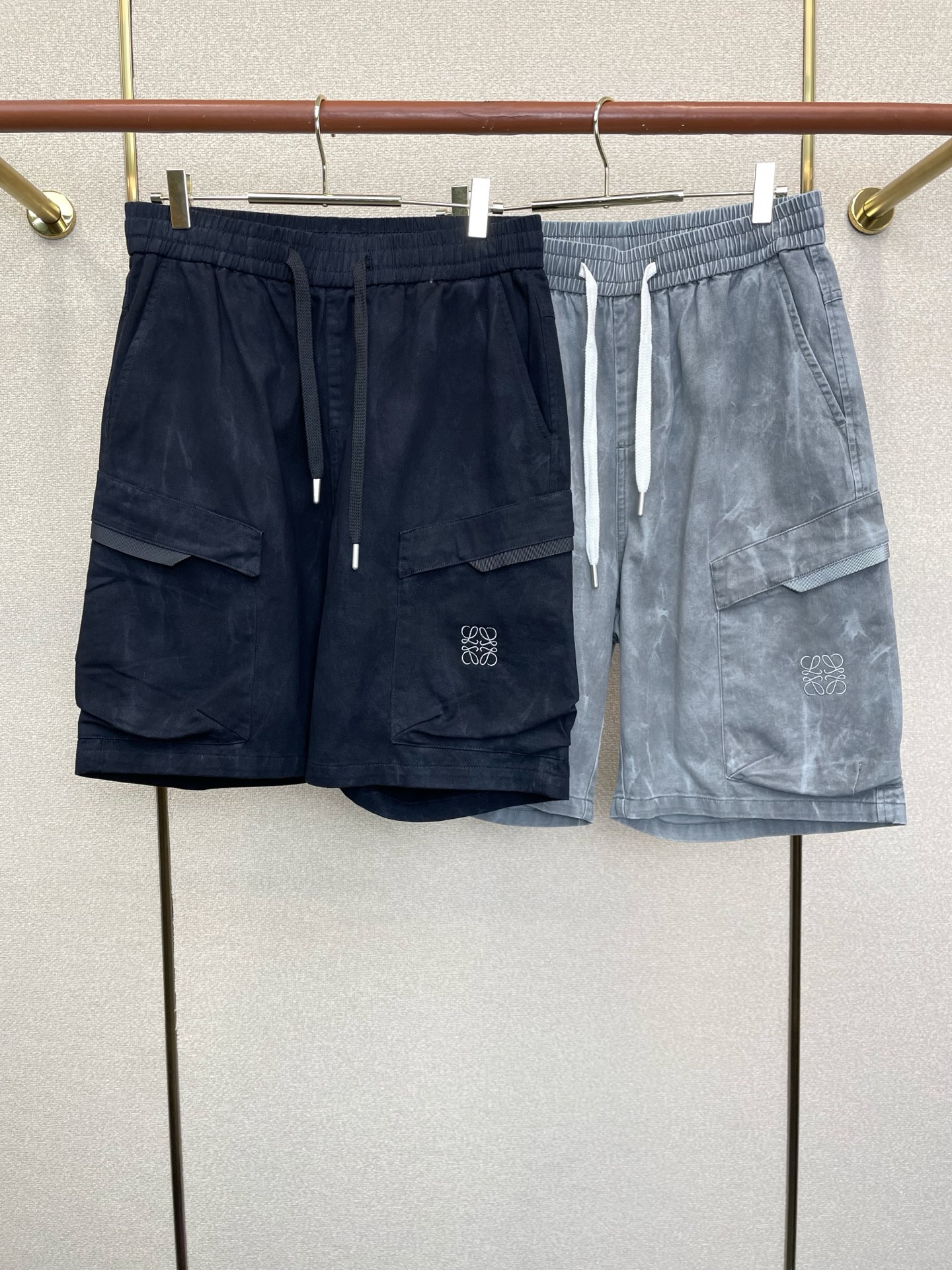 NO:955197,.LOEWE's new high-end version of casual shorts is a must-have for everyone!  Custom-made fabrics at the counter are highly breathable and comfortable, with impeccable details and brand element design concepts, reflecting high quality. It feels delicate and soft!  It presents a casual cut and the upper body shape is awesome!  Code number 29-36,,loewe,loewe,shorts,19860909.LOEWE罗意威砸锅卖铁都要上的新款新款休闲短裤高端版本！专柜定制面料 透气舒适度高,细节无可挑剔,品牌元素设计理念,体现高品质.手感细腻柔软！呈现休闲裁剪,上身版型超赞！码数29-36,,loewe,loewe,shorts,,Men's clothing