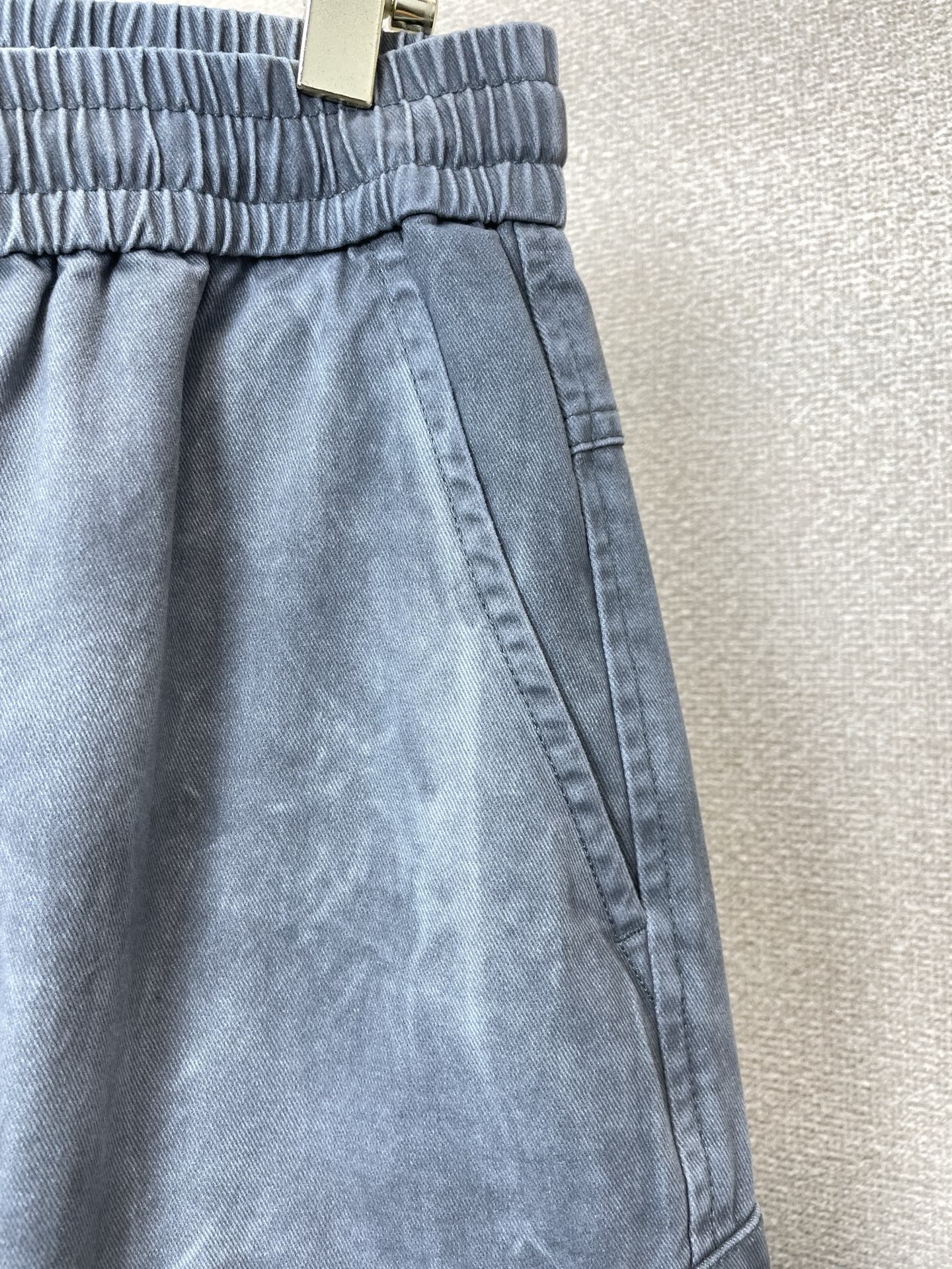 LOEWE罗意威💥砸锅卖铁都要上的新款新款休闲短裤🩳高端版本！专柜定制面料 透气舒适度高，细节无可挑剔，品牌元素设计理念