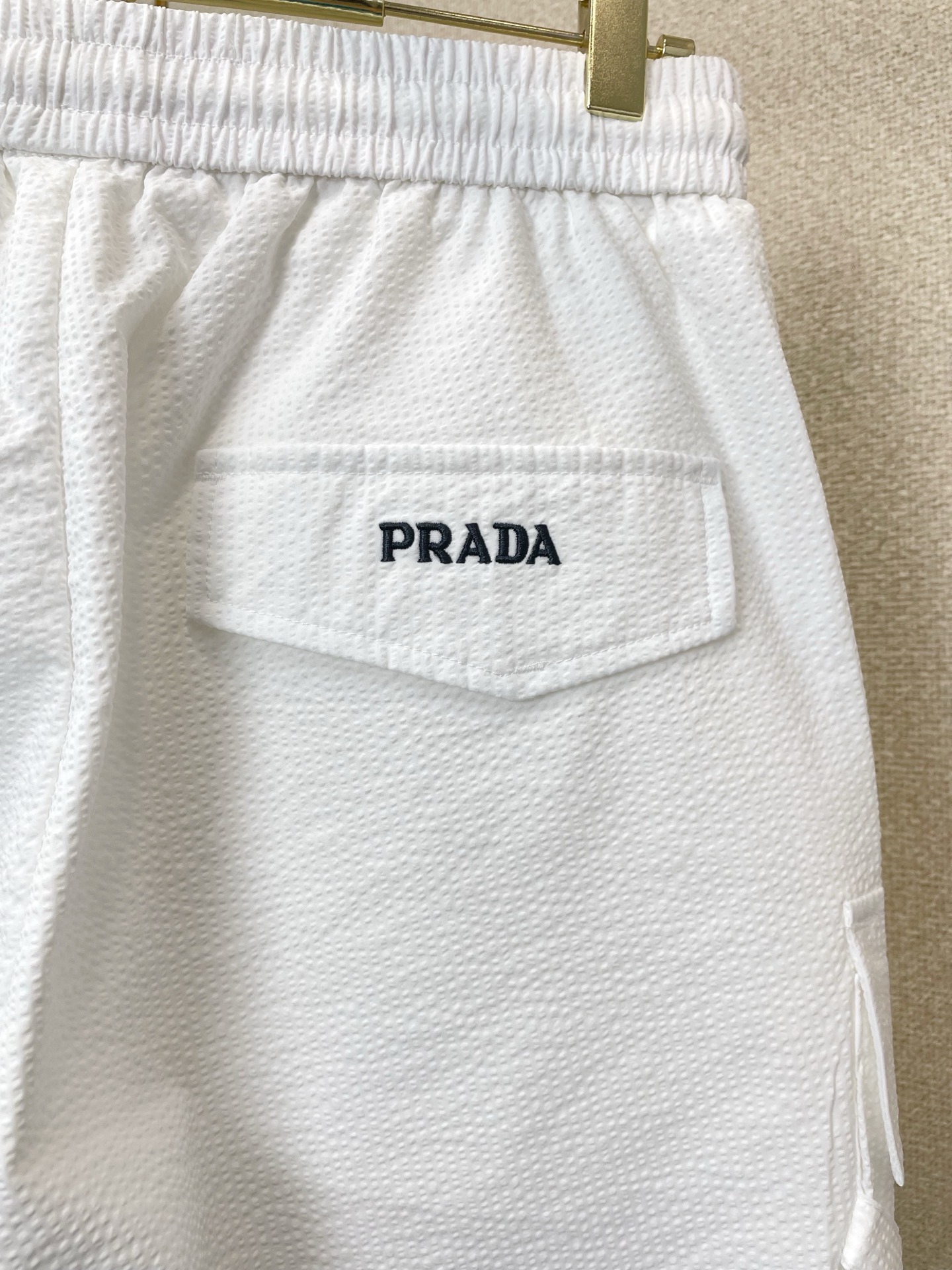 Prada普拉达💥砸锅卖铁都要上的新款新款休闲短裤🩳高端版本！专柜定制面料 透气舒适度高，细节无可挑剔，品牌元素设计理念
