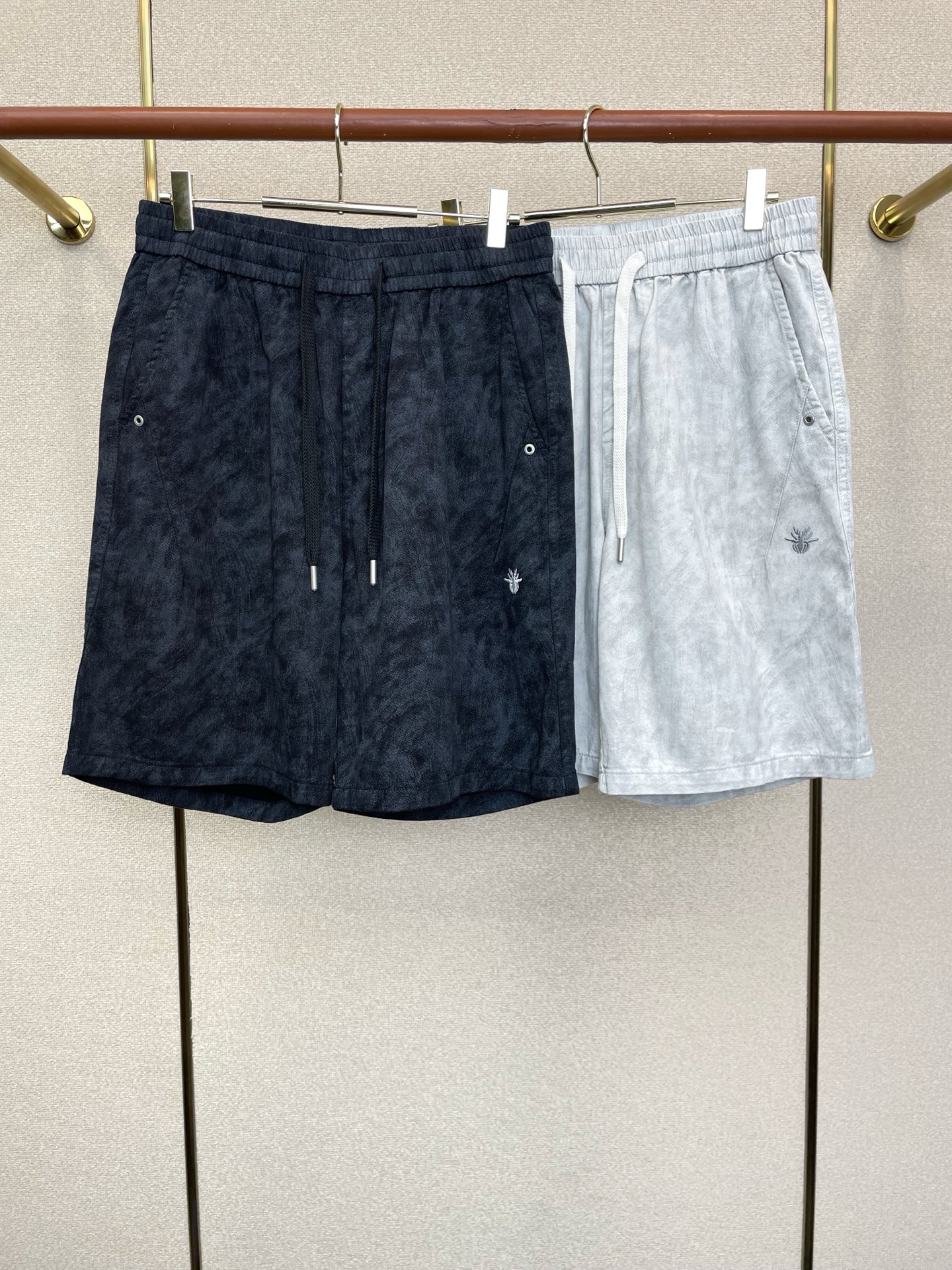 NO:955210,.Dior's new high-end version of casual shorts is a must-have for Dior!  Custom-made fabrics at the counter are highly breathable and comfortable, with impeccable details and brand element design concepts, reflecting high quality. It feels delicate and soft!  It presents a casual cut and the upper body shape is awesome!  Code number 29-36,,dior,dior,shorts,19860909.Dior迪奥砸锅卖铁都要上的新款新款休闲短裤高端版本！专柜定制面料 透气舒适度高,细节无可挑剔,品牌元素设计理念,体现高品质.手感细腻柔软！呈现休闲裁剪,上身版型超赞！码数29-36,,dior,dior,shorts,,Men's clothing