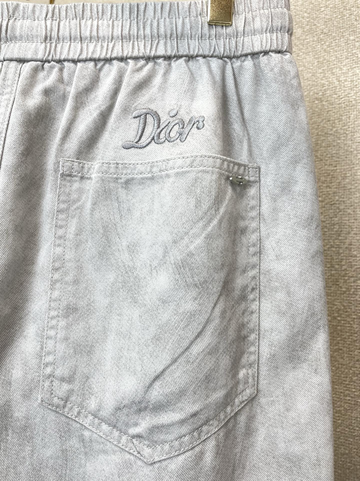 Dior迪奥💥砸锅卖铁都要上的新款新款休闲短裤🩳高端版本！专柜定制面料 透气舒适度高，细节无可挑剔，品牌元素设计理念，体