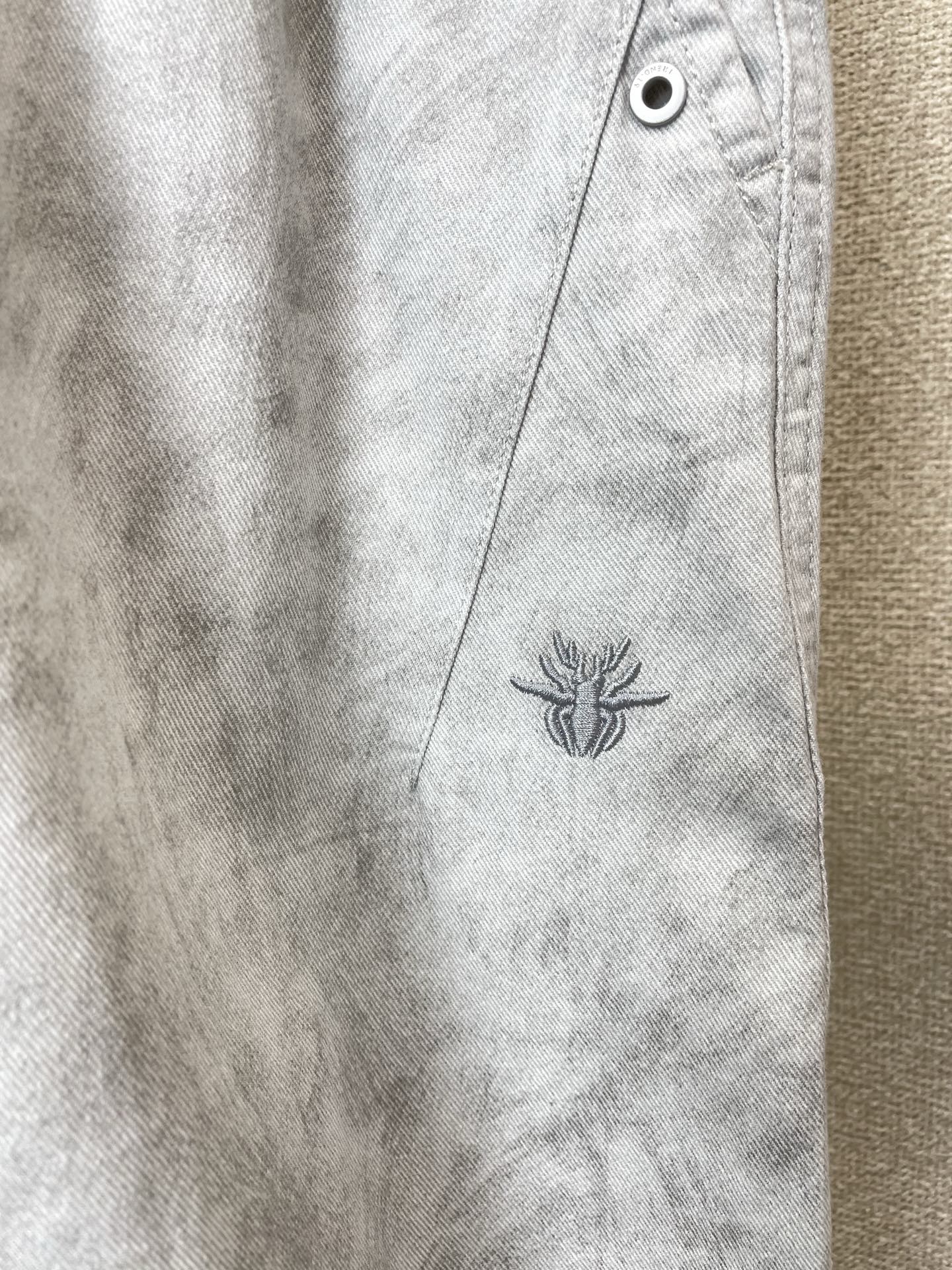 Dior迪奥💥砸锅卖铁都要上的新款新款休闲短裤🩳高端版本！专柜定制面料 透气舒适度高，细节无可挑剔，品牌元素设计理念，体