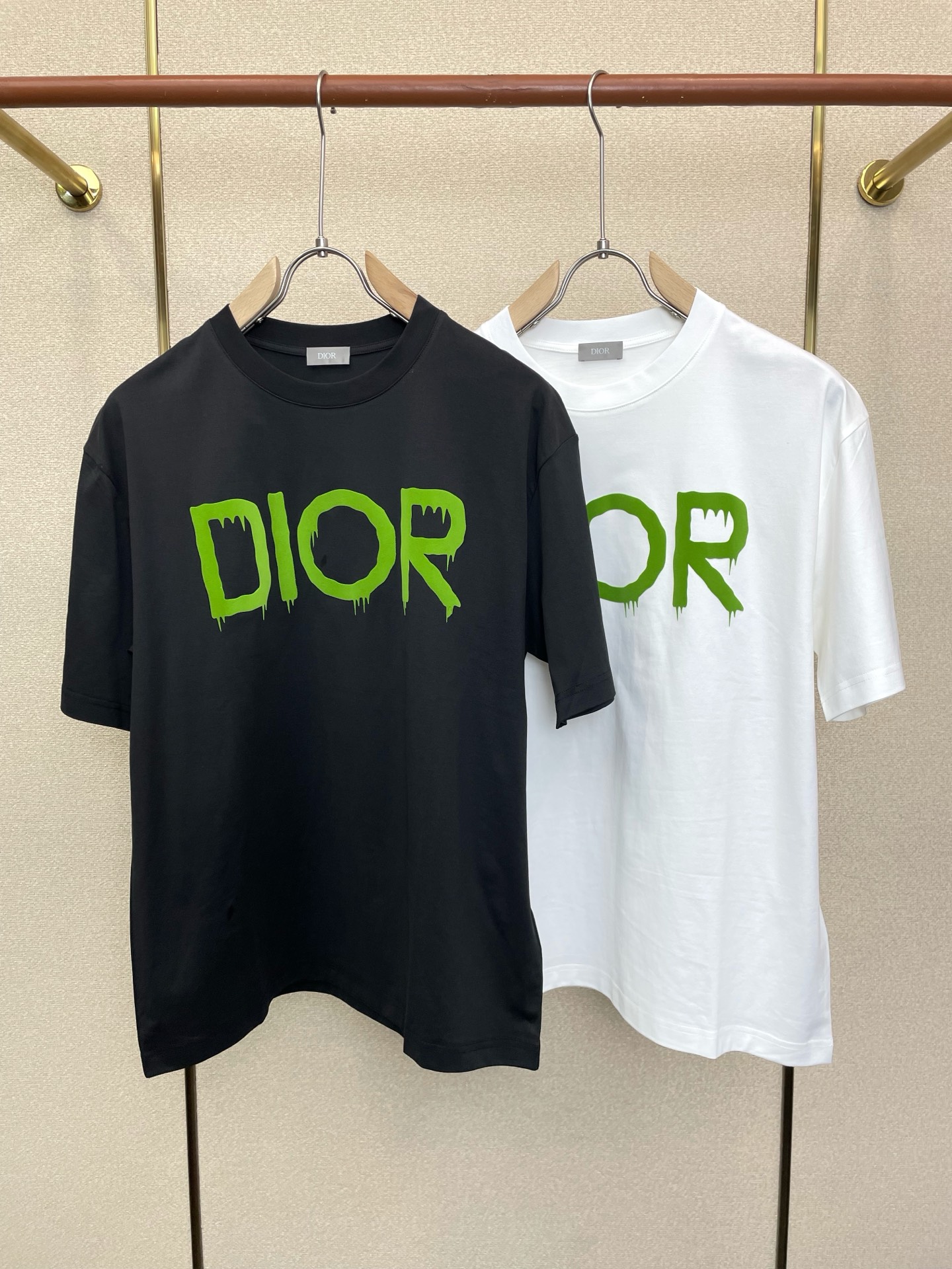 Dior迪奥💥砸锅卖铁都要上的新款新款原单男士休闲短袖 高端定制 高端版本 时尚百搭爆款⚠️⚠️✨✨进口面料 手感超柔软 Dior迪奥💥砸锅卖铁都要上的新款新款原单男士休闲短袖 高端定制 高端版本 时尚百搭爆款⚠️⚠️✨✨进口面料 手感超柔软