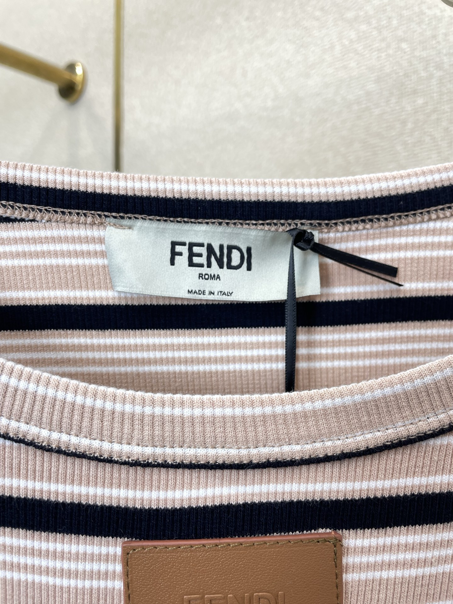 FENDI芬迪👚砸锅卖铁都要上的新款👚新款女装休闲针织吊带 高端版本！独特设计 专柜定制面料 透气舒适度高，细节无可挑剔