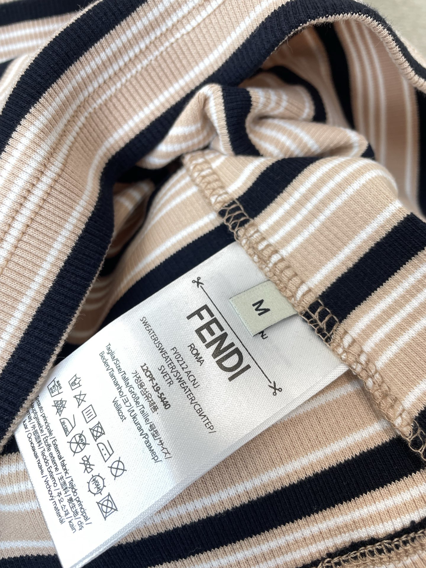 FENDI芬迪👚砸锅卖铁都要上的新款👚新款女装休闲针织吊带 高端版本！独特设计 专柜定制面料 透气舒适度高，细节无可挑剔