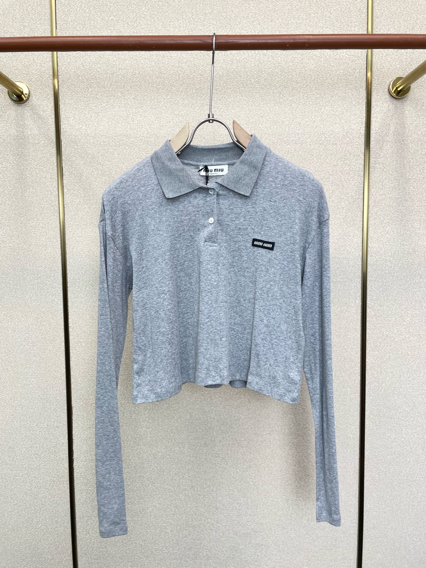 Miumiu谬谬👚砸锅卖铁都要上的新款👚新款女装休闲长袖 高端版本！独特设计 专柜定制面料 透气舒适度高，细节无可挑剔，