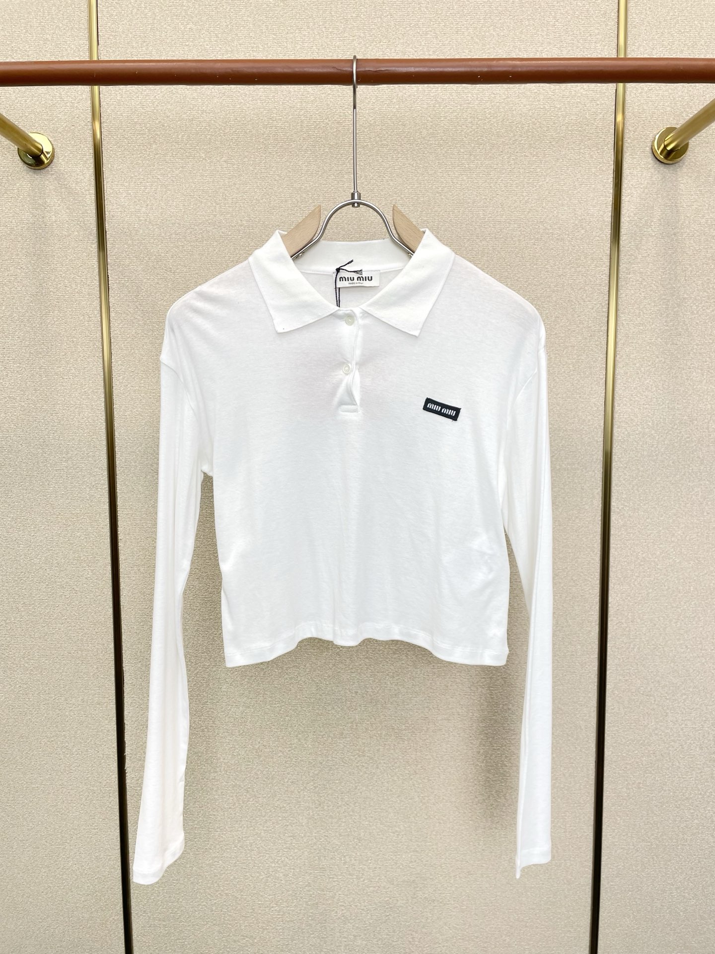 Miumiu谬谬👚砸锅卖铁都要上的新款👚新款女装休闲长袖 高端版本！独特设计 专柜定制面料 透气舒适度高，细节无可挑剔，