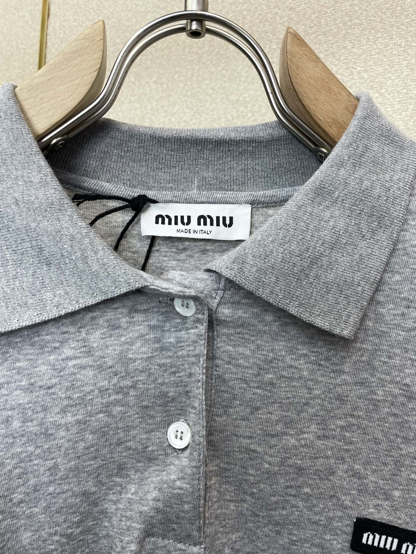 Miumiu谬谬👚砸锅卖铁都要上的新款👚新款女装休闲长袖 高端版本！独特设计 专柜定制面料 透气舒适度高，细节无可挑剔，