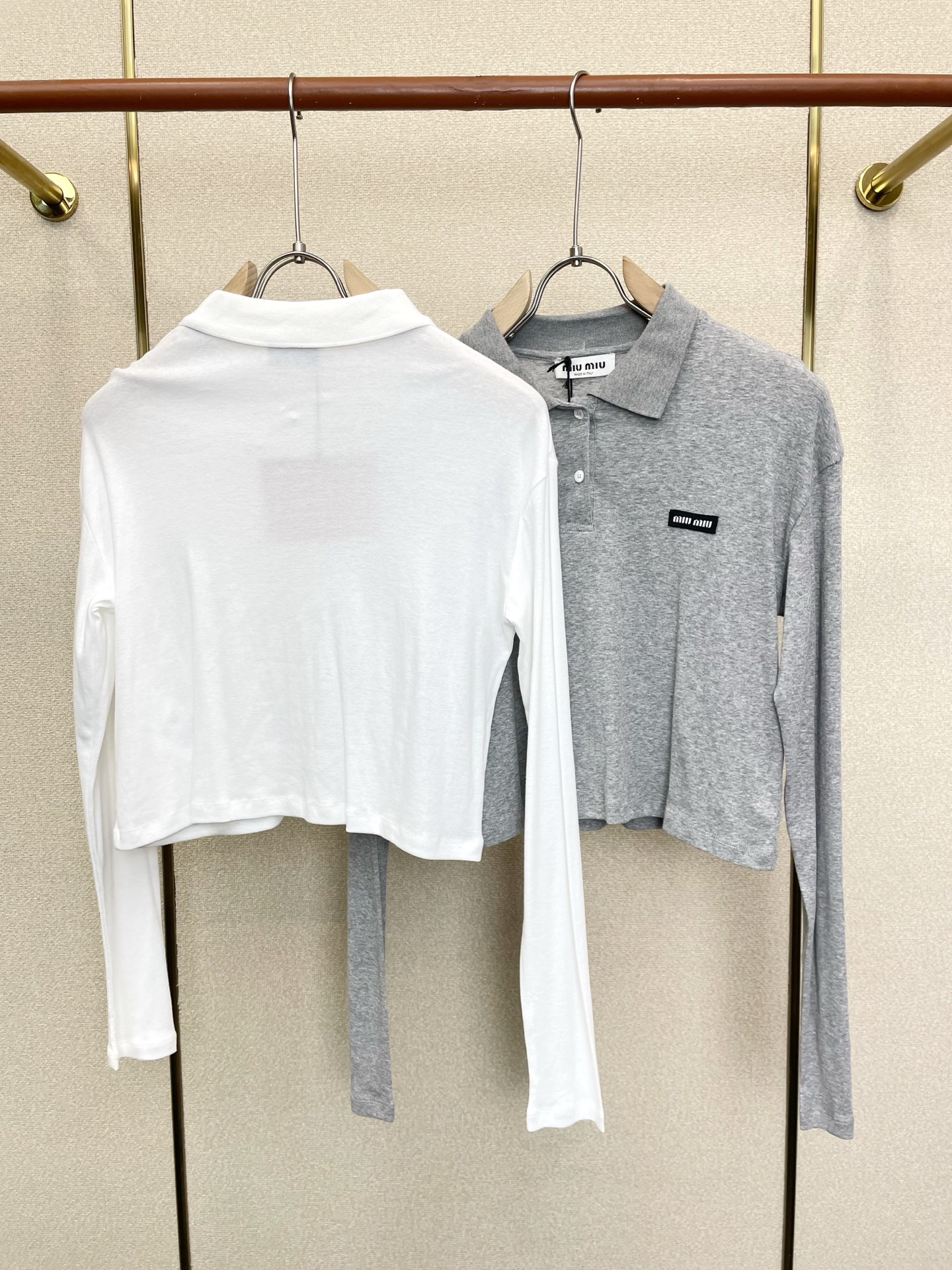 Miumiu谬谬👚砸锅卖铁都要上的新款👚新款女装休闲长袖 高端版本！独特设计 专柜定制面料 透气舒适度高，细节无可挑剔，