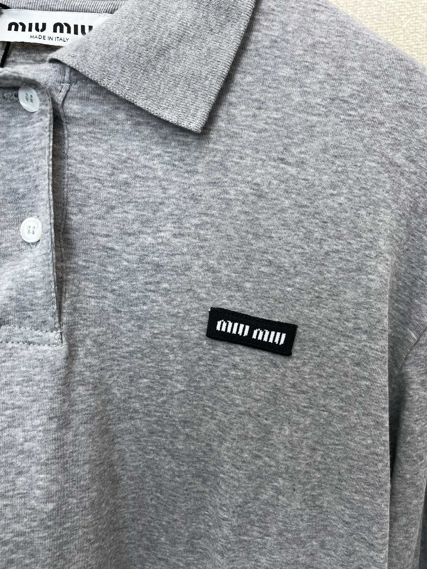 Miumiu谬谬👚砸锅卖铁都要上的新款👚新款女装休闲长袖 高端版本！独特设计 专柜定制面料 透气舒适度高，细节无可挑剔，