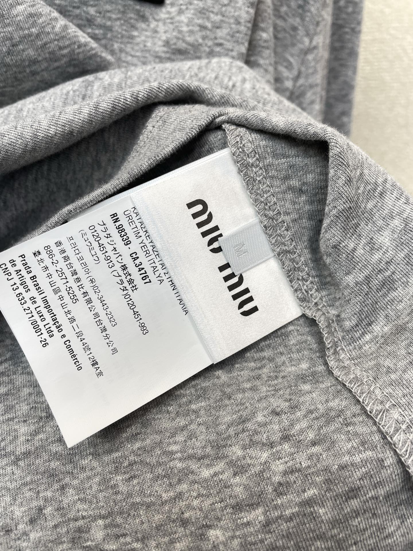 Miumiu谬谬👚砸锅卖铁都要上的新款👚新款女装休闲长袖 高端版本！独特设计 专柜定制面料 透气舒适度高，细节无可挑剔，