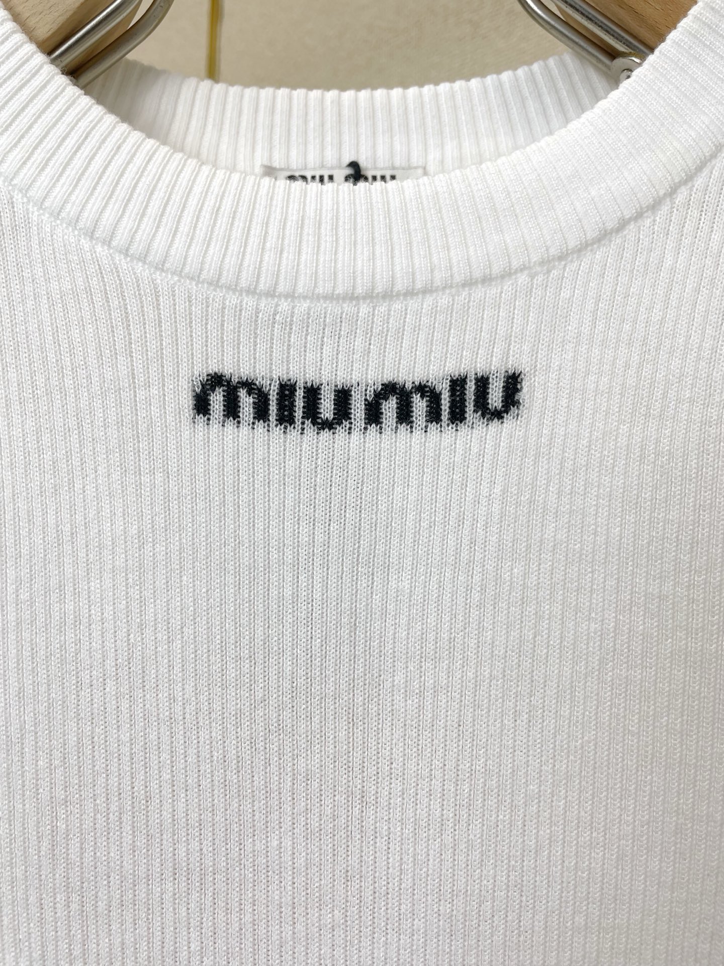Miumiu谬谬👚砸锅卖铁都要上的新款👚新款女装休闲针织短袖 高端版本！独特设计 专柜定制面料 透气舒适度高，细节无可挑