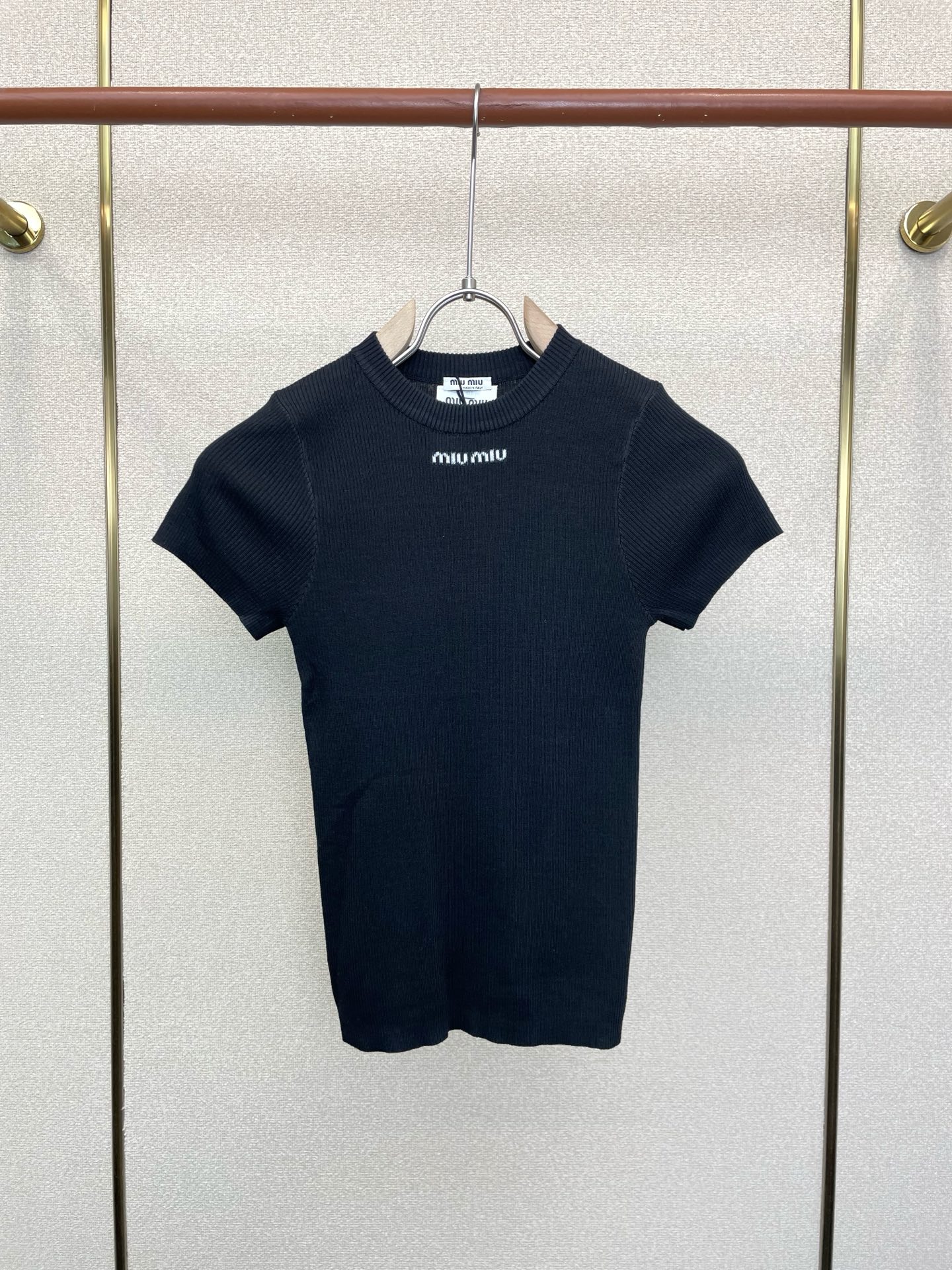 Miumiu谬谬👚砸锅卖铁都要上的新款👚新款女装休闲针织短袖 高端版本！独特设计 专柜定制面料 透气舒适度高，细节无可挑