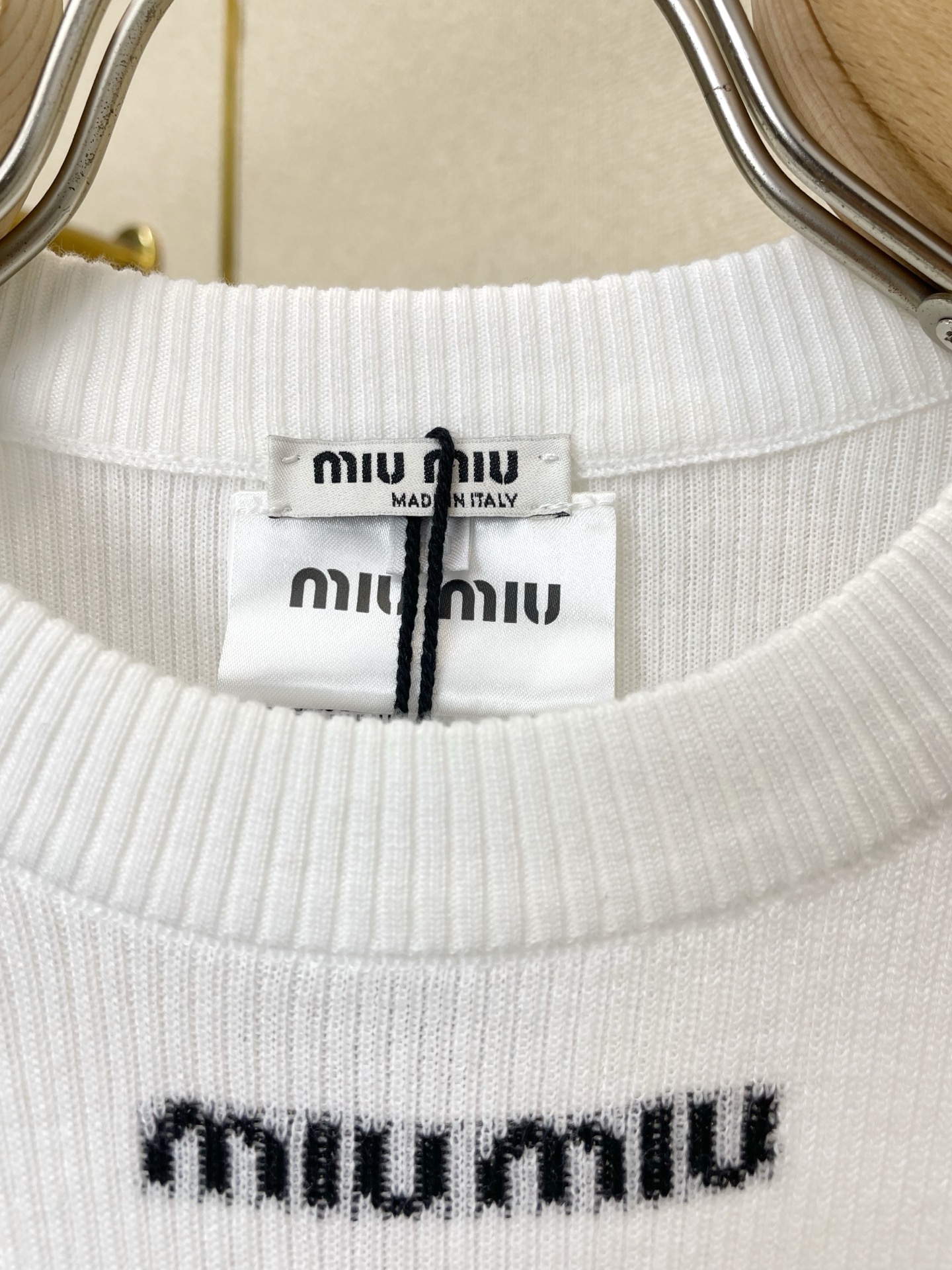 Miumiu谬谬👚砸锅卖铁都要上的新款👚新款女装休闲针织短袖 高端版本！独特设计 专柜定制面料 透气舒适度高，细节无可挑