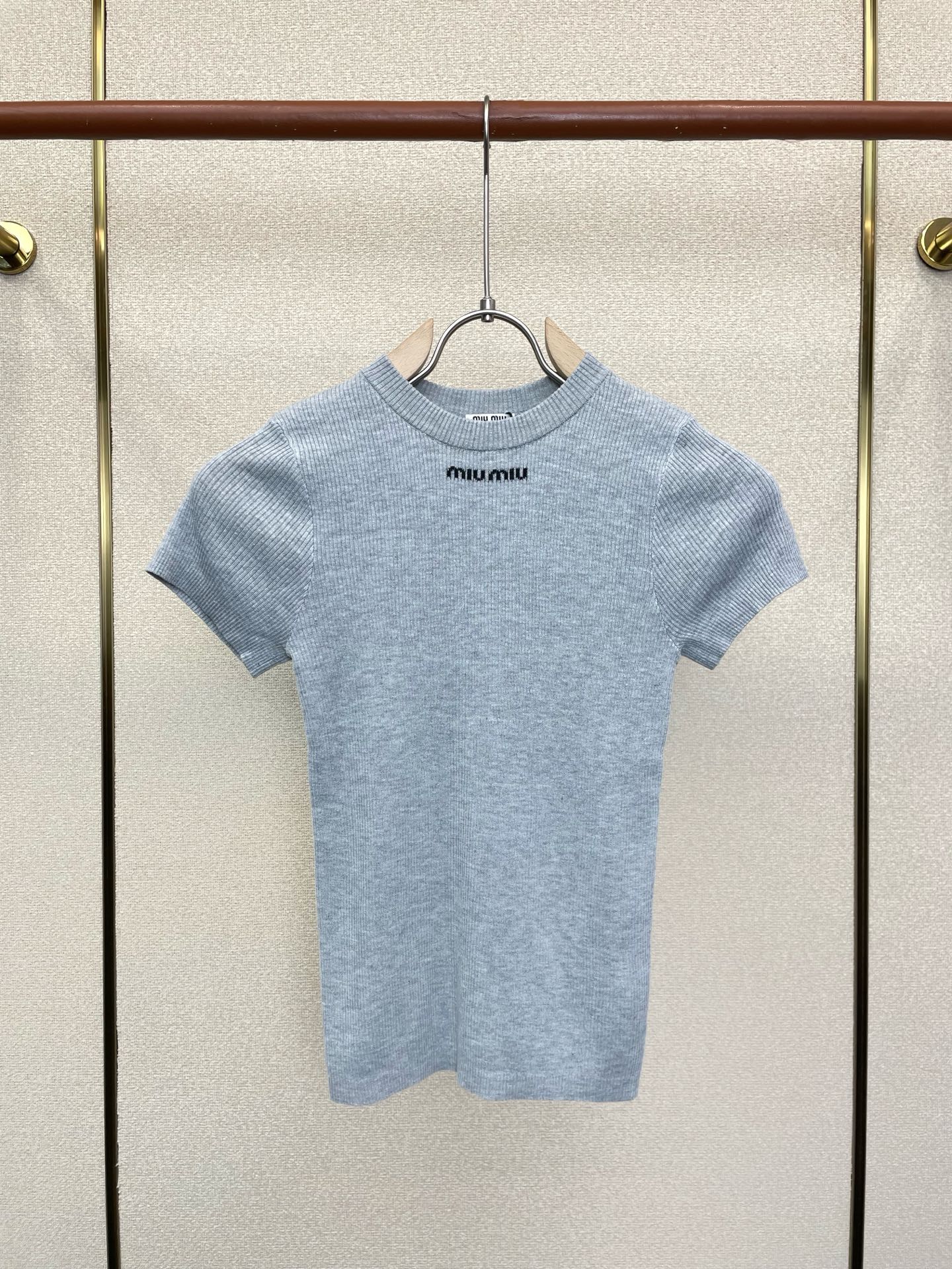 Miumiu谬谬👚砸锅卖铁都要上的新款👚新款女装休闲针织短袖 高端版本！独特设计 专柜定制面料 透气舒适度高，细节无可挑
