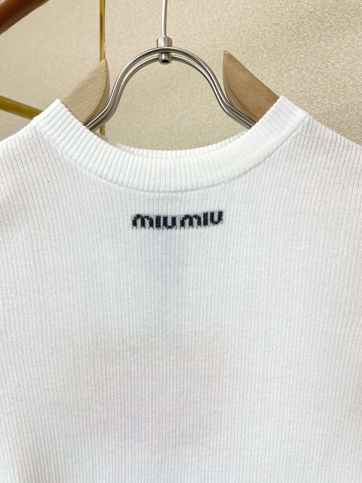 Miumiu谬谬👚砸锅卖铁都要上的新款👚新款女装休闲针织短袖 高端版本！独特设计 专柜定制面料 透气舒适度高，细节无可挑