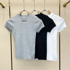 Miumiu谬谬👚砸锅卖铁都要上的新款👚新款女装休闲针织短袖 高端版本!独特设计 专柜定制面料 透气舒适度高,细节无可挑 Miumiu谬谬👚砸锅卖铁都要上的新款👚新款女装休闲针织短袖 高端版本!独特设计 专柜定制面料 透气舒适度高,细节无可挑