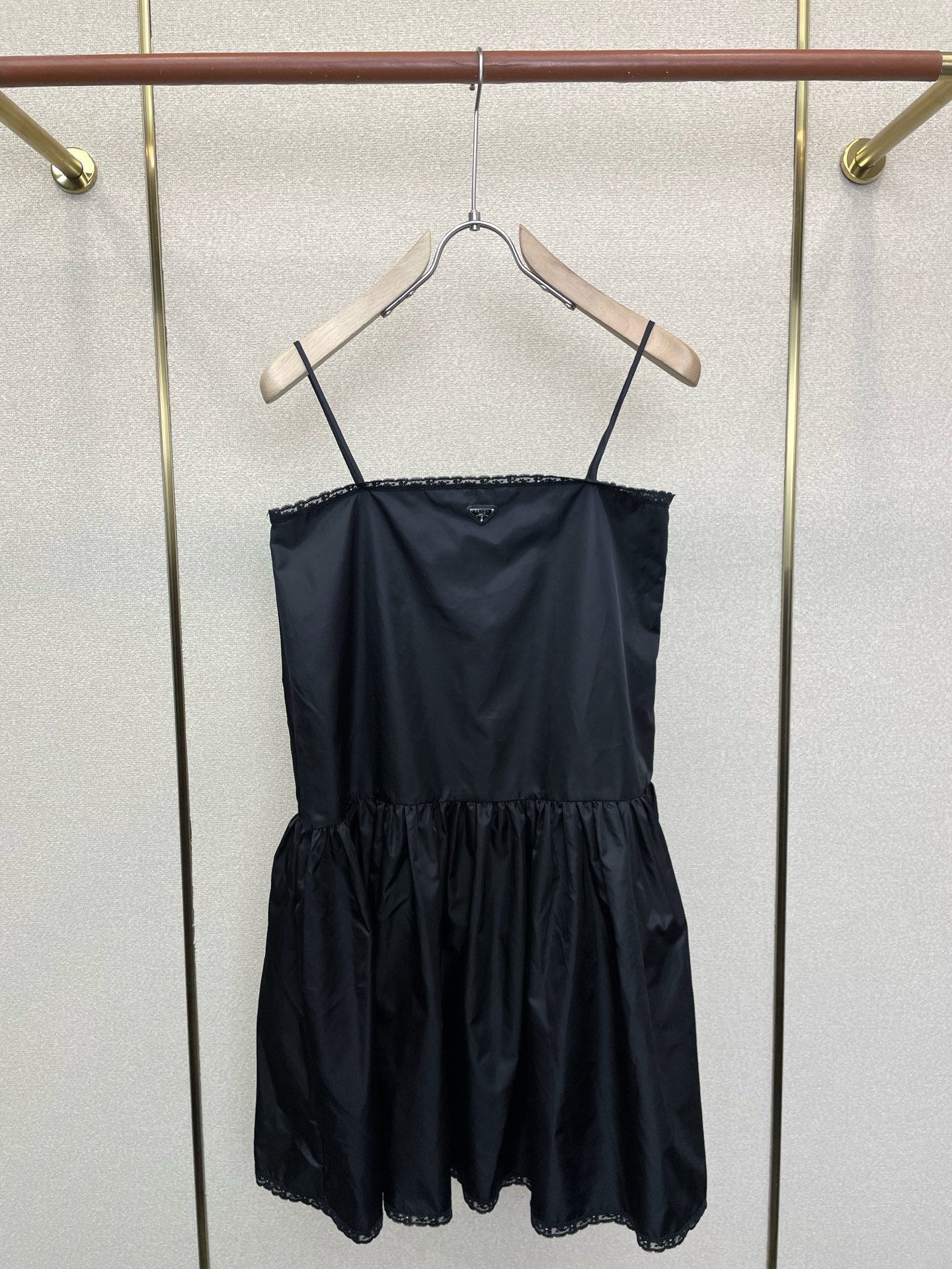 NO:955177,.Prada is a high-end version of the new women's casual suspender nylon skirt that is popular all over the world!  Uniquely designed counter-customized fabrics with high breathability and comfort, impeccable details, brand element design concept, reflecting high quality. It feels delicate and soft!  It presents a casual cut and the upper body shape is awesome!  Code number 36.38.40,,prada,prada,skirts,19860909.Prada普拉达砸锅卖铁都要上的新款新款女装休闲吊带尼龙裙高端版本！独特设计 专柜定制面料 透气舒适度高,细节无可挑剔,品牌元素设计理念,体现高品质.手感细腻柔软！呈现休闲裁剪,上身版型超赞！码数36.38.40,,prada,prada,skirts,,Men's clothing