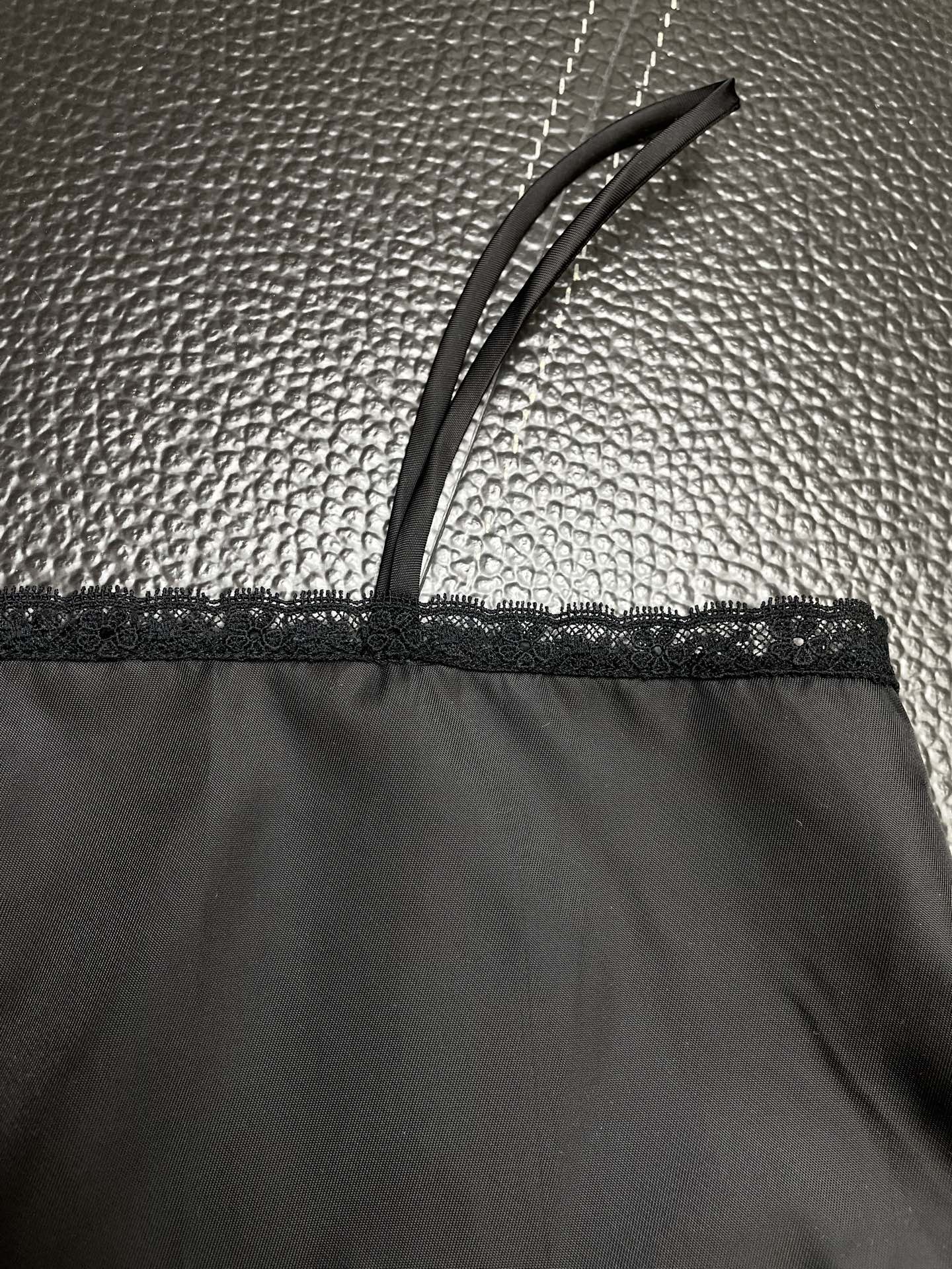 Prada普拉达👚砸锅卖铁都要上的新款👚新款女装休闲吊带尼龙裙👗高端版本！独特设计 专柜定制面料 透气舒适度高，细节无可