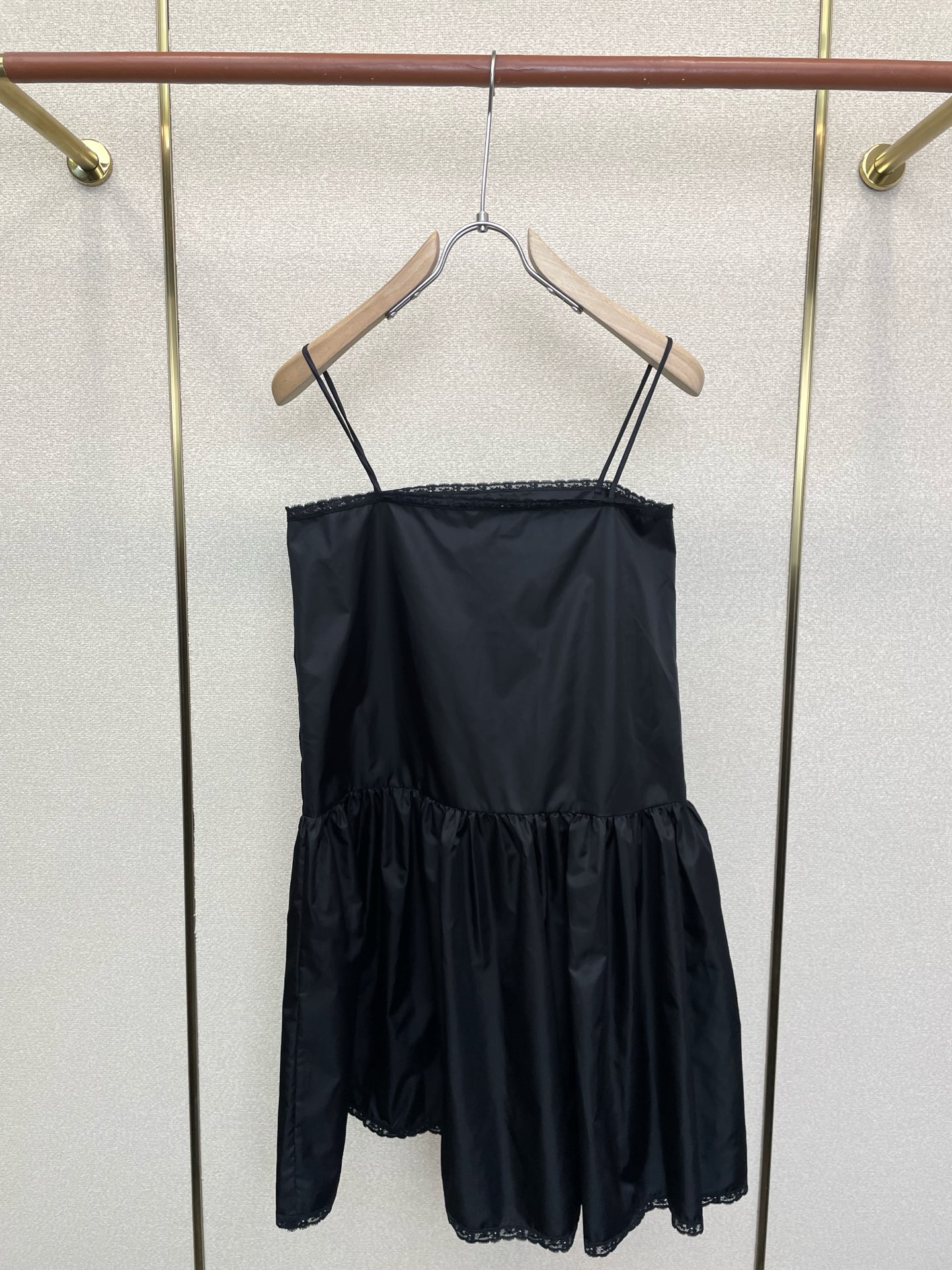 Prada普拉达👚砸锅卖铁都要上的新款👚新款女装休闲吊带尼龙裙👗高端版本！独特设计 专柜定制面料 透气舒适度高，细节无可