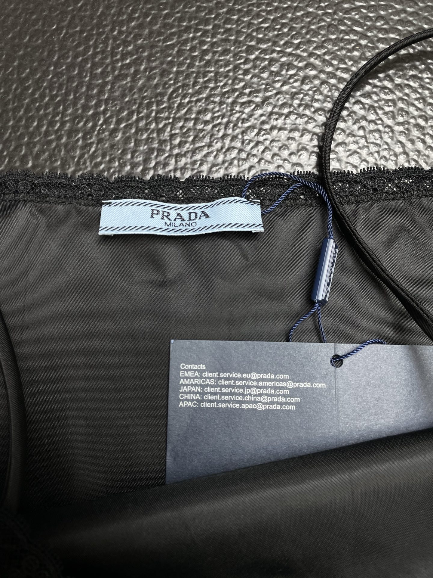 Prada普拉达👚砸锅卖铁都要上的新款👚新款女装休闲吊带尼龙裙👗高端版本！独特设计 专柜定制面料 透气舒适度高，细节无可