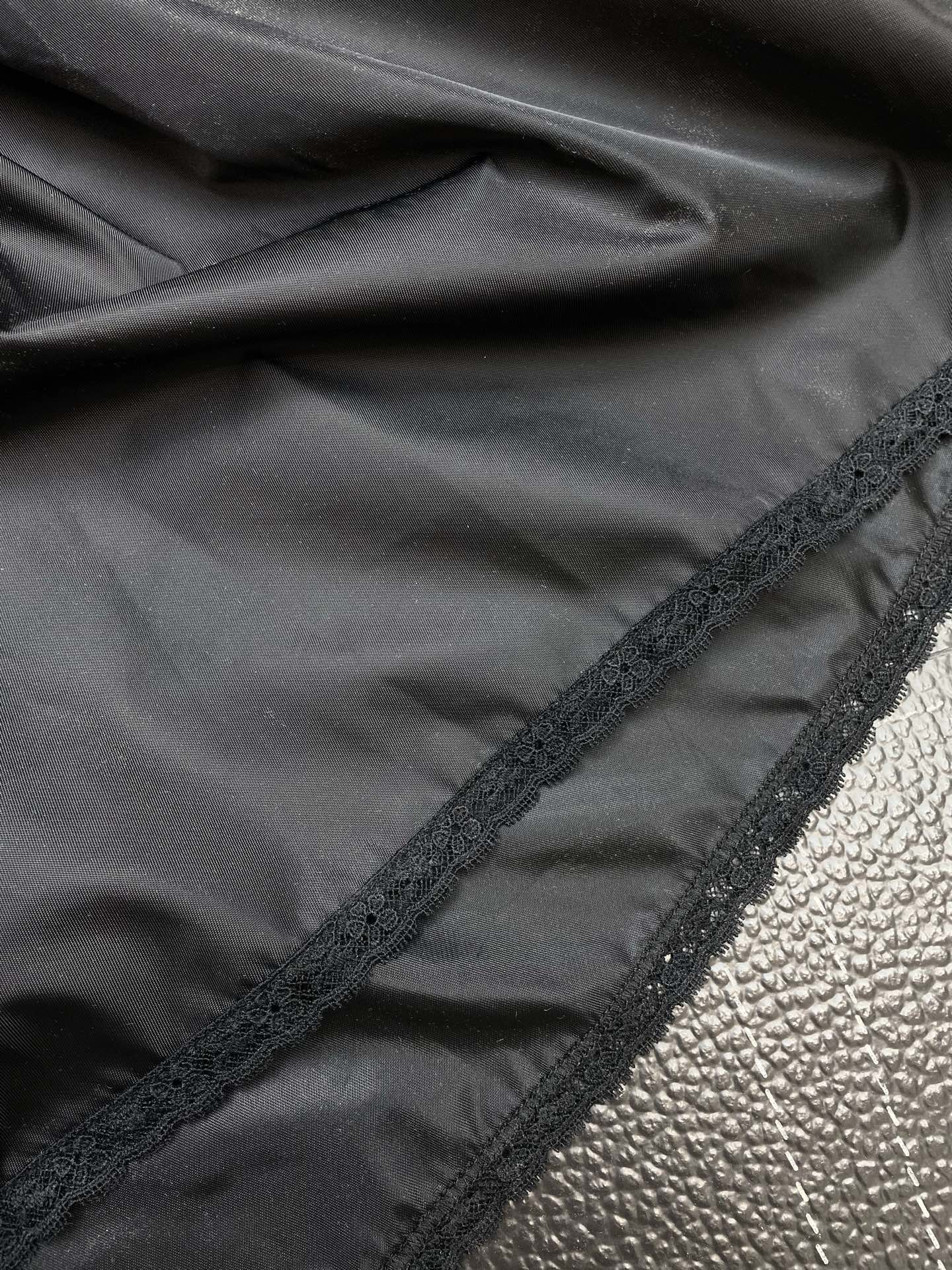 Prada普拉达👚砸锅卖铁都要上的新款👚新款女装休闲吊带尼龙裙👗高端版本！独特设计 专柜定制面料 透气舒适度高，细节无可