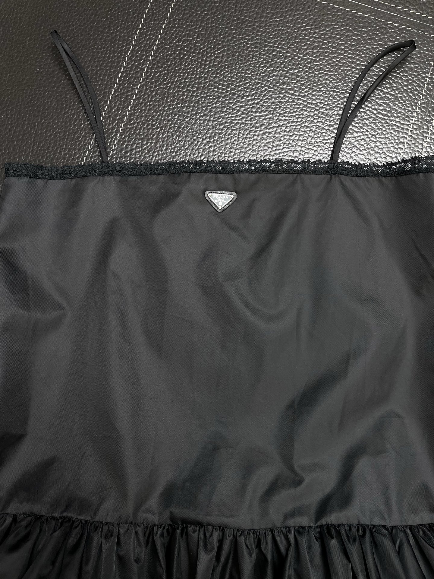 Prada普拉达👚砸锅卖铁都要上的新款👚新款女装休闲吊带尼龙裙👗高端版本！独特设计 专柜定制面料 透气舒适度高，细节无可