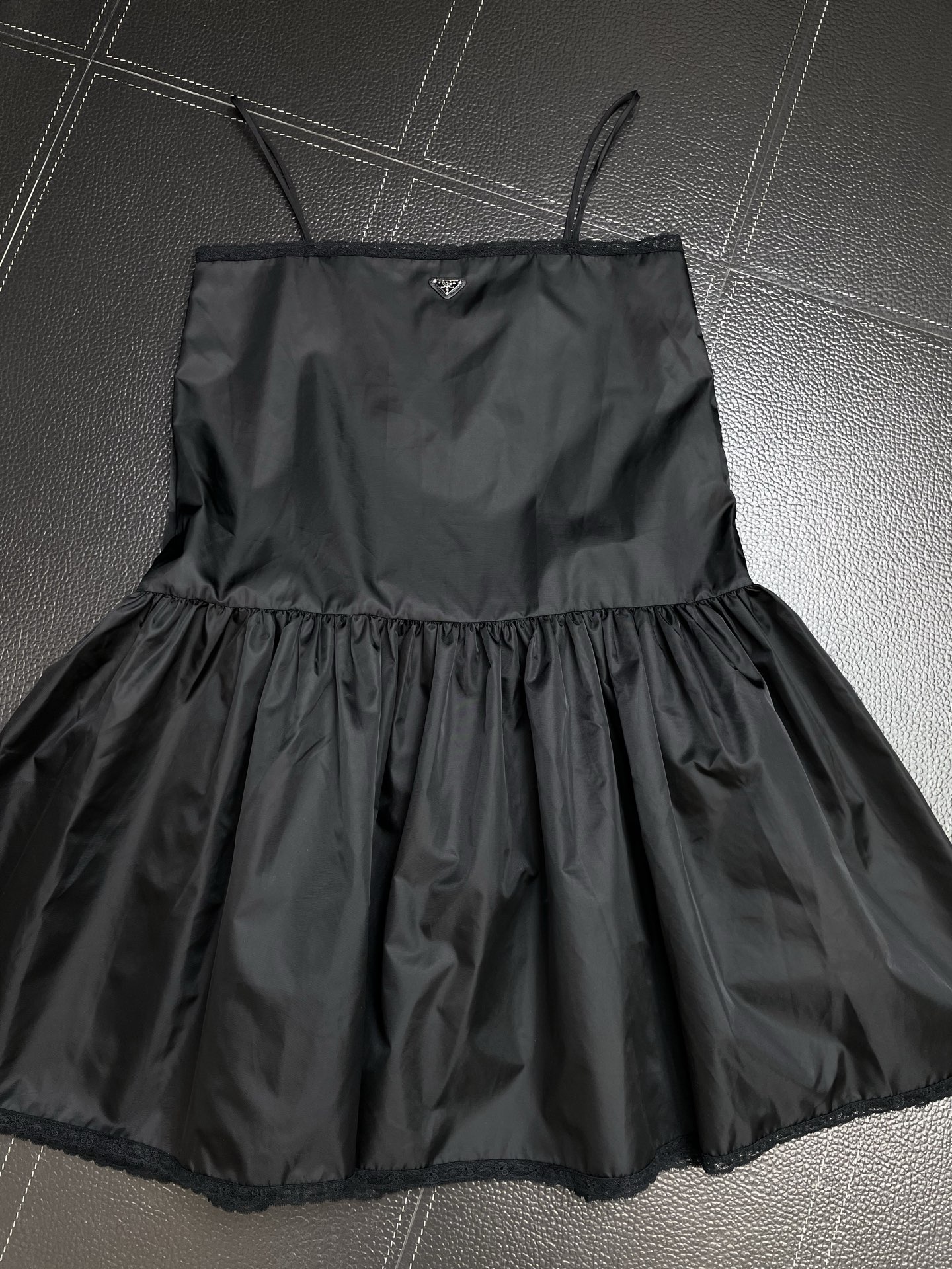 Prada普拉达👚砸锅卖铁都要上的新款👚新款女装休闲吊带尼龙裙👗高端版本！独特设计 专柜定制面料 透气舒适度高，细节无可