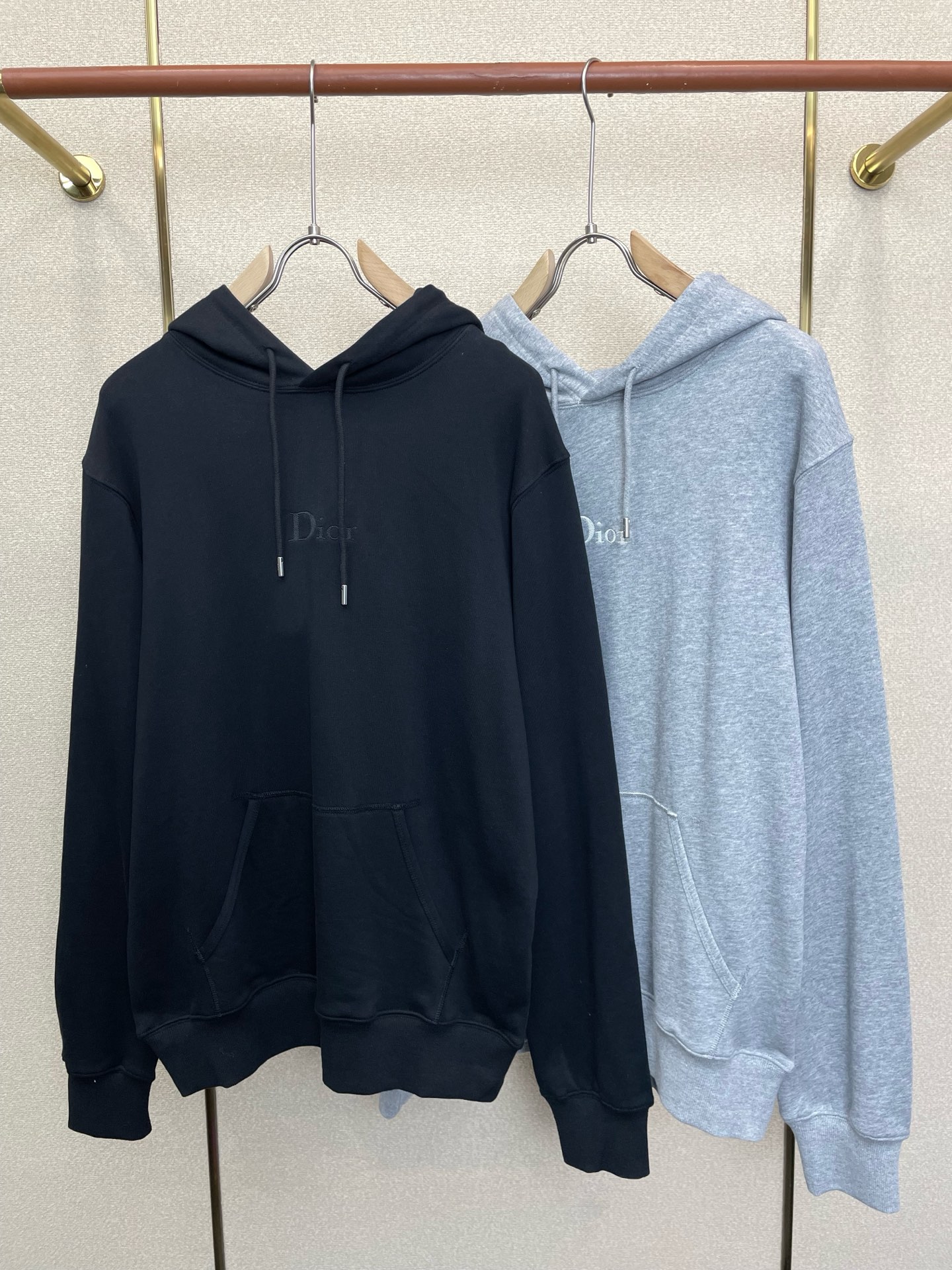 NO:955205,.Dior’s new and latest fashionable hooded sweatshirt is a must-have. It is a jacket with a classic design and great looks. The quality is impeccable and the quality control can be purchased directly. It is a high-end product that cannot be faulted! You can feel its powerful aura through the detailed pictures. It has a remarkable effect of gathering heat and keeping warm, so you don’t have to worry about getting a little chilly! Both fashionable and functional, the whole style looks more luxurious! Sizes S-XL,,dior,dior,hoodie,sweatshirts,jackets & coats,hats,19860909.Dior迪奥砸锅卖铁都要上的新款最新时尚连帽卫衣 经典设计感与颜值爆棚的外套,品质更是无法挑剔品控可以直接入手,不容过错的高端臻品！通过细节图片便可感受到它强悍的气场,聚温保暖效果显著,完全不用担心会有一点寒意！时尚与功能性兼备,整款显得更加的奢华大气！ 尺码S-XL,,dior,dior,hoodie,sweatshirts,jackets & coats,hats,,Men's clothing