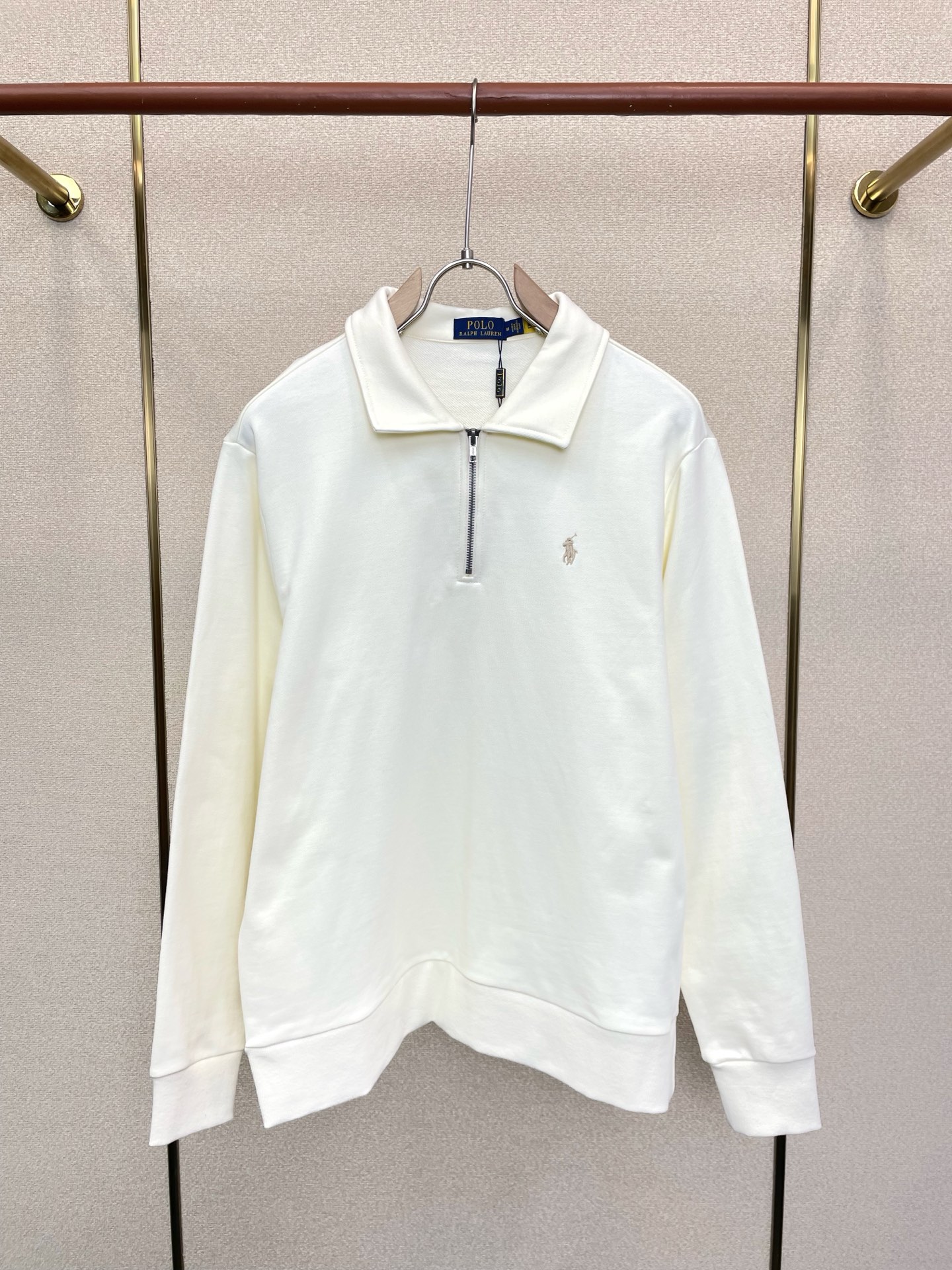 NO:955191,.Ralph Lauren’s new and latest fashionable half-zip sweatshirt is a must-have. It is a jacket with classic design and great appearance. The quality is impeccable and the quality control can be purchased directly. It is a high-end product that cannot be faulted! You can feel its powerful aura through the detailed pictures. It has a remarkable effect of gathering heat and keeping warm, so you don’t have to worry about getting a little chilly! Both fashionable and functional, the whole style looks more luxurious! Sizes S-XL,,loro piana,hoodie,sweatshirts,jackets & coats,19860909.Ralph Lauren拉夫劳伦砸锅卖铁都要上的新款最新时尚半拉链卫衣 经典设计感与颜值爆棚的外套,品质更是无法挑剔品控可以直接入手,不容过错的高端臻品！通过细节图片便可感受到它强悍的气场,聚温保暖效果显著,完全不用担心会有一点寒意！时尚与功能性兼备,整款显得更加的奢华大气！ 尺码S-XL,,loro piana,hoodie,sweatshirts,jackets & coats,,Men's clothing