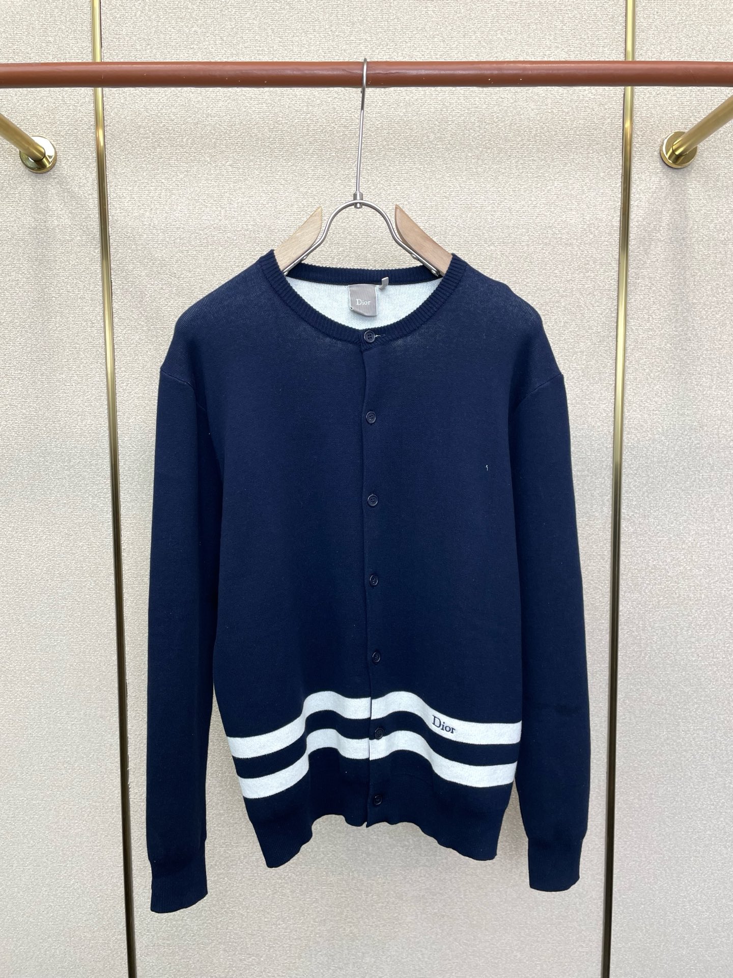 NO:955211,.Dior’s new and latest fashionable sweaters are the most popular ones. Jackets with classic design and great looks. The quality is impeccable and quality control allows you to buy it directly. It’s a high-end product that can’t be faulted! You can feel its powerful aura through the detailed pictures. It has a remarkable effect of gathering heat and keeping warm, so you don’t have to worry about getting a little chilly! Both fashionable and functional, the whole style looks more luxurious! Sizes S-XL,,dior,dior,jackets & coats,19860909.Dior迪奥砸锅卖铁都要上的新款最新时尚针织衫 经典设计感与颜值爆棚的外套,品质更是无法挑剔品控可以直接入手,不容过错的高端臻品！通过细节图片便可感受到它强悍的气场,聚温保暖效果显著,完全不用担心会有一点寒意！时尚与功能性兼备,整款显得更加的奢华大气！ 尺码S-XL,,dior,dior,jackets & coats,,Men's clothing