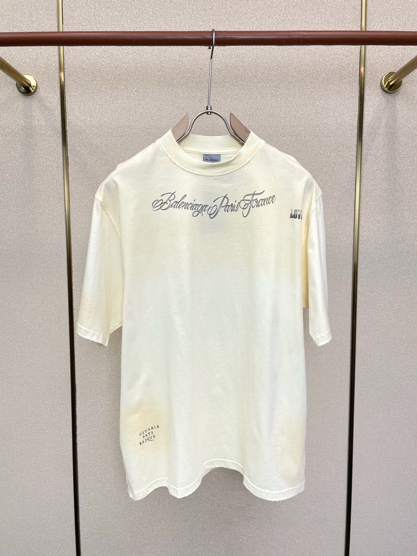 NO:955217,.Balenciaga's new and original men's casual jacquard short-sleeve, high-end customization, high-end version, fashionable and versatile, popular imported fabrics, super soft and delicate to the touch, skin-friendly and comfortable to wear, high-end boutique, the upper body is exquisitely made by the factory, a must-have item for men, complete with three standards, size XS-L,, balenciaga, balenciaga, T-shirt,19860909.Balenciaga巴黎世家砸锅卖铁都要上的新款新款原单男士休闲提花短袖 高端定制 高端版本 时尚百搭爆款进口面料 手感超柔软细腻 穿着亲肤舒适 高端精品 代工厂精细做上身非常赞 男士必备单品 三标齐全 码数XS-L,,balenciaga,balenciaga,T-shirt,,Men's clothing