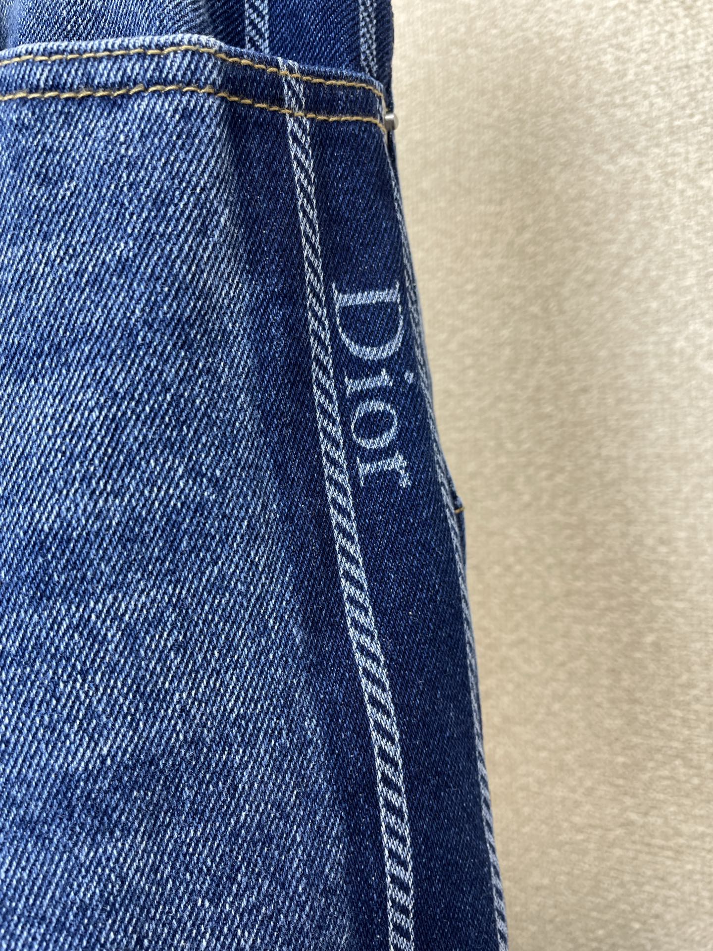 Dior迪💥砸锅卖铁都要上的新款新款牛仔裤 侧边条纹提花logo牛仔裤👖高端定制！专柜定制面料 透气舒适度高，细节无可挑