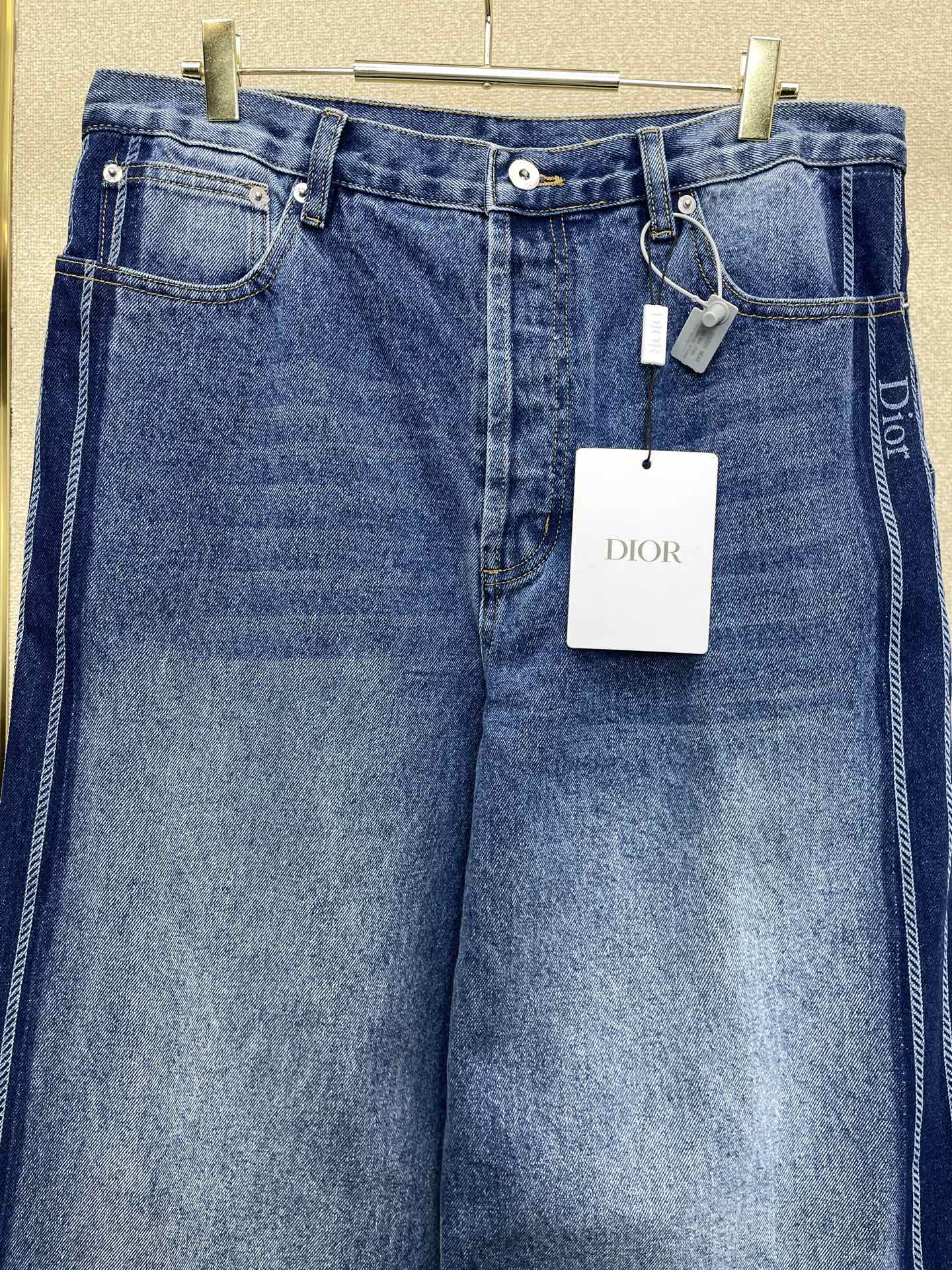 Dior迪💥砸锅卖铁都要上的新款新款牛仔裤 侧边条纹提花logo牛仔裤👖高端定制！专柜定制面料 透气舒适度高，细节无可挑