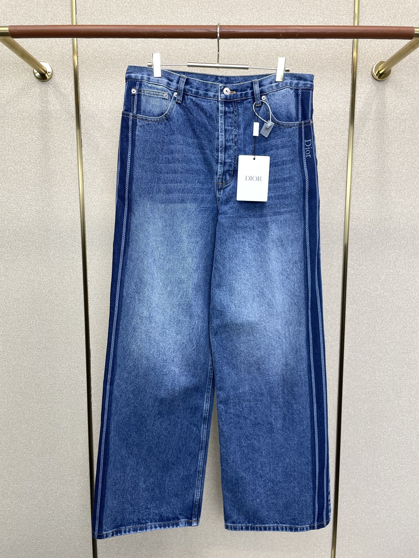 NO:955183,.Dior's new style of jeans that has to be sold all over the world. High-end customization of side striped jacquard logo jeans!  Custom-made fabrics at the counter are highly breathable and comfortable, with impeccable details and brand element design concepts, reflecting high quality. It feels delicate and soft!  It presents a casual cut and the upper body shape is awesome!  Code number 30.32.34.36,,dior,jeans,19860909.Dior迪砸锅卖铁都要上的新款新款牛仔裤 侧边条纹提花logo牛仔裤高端定制！专柜定制面料 透气舒适度高,细节无可挑剔,品牌元素设计理念,体现高品质.手感细腻柔软！呈现休闲裁剪,上身版型超赞！码数30.32.34.36,,dior,jeans,,Men's clothing