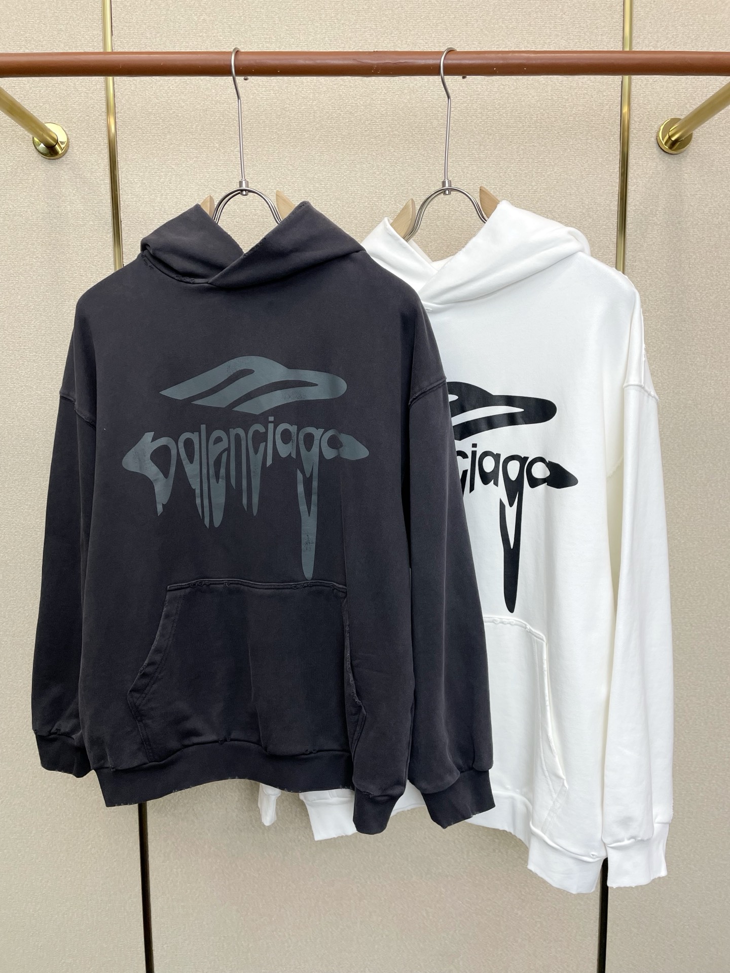 NO:955224,.Balenciaga's new and original men's casual sweatshirt is a must-have. High-end customization. High-end version. Fashionable and versatile imported fabrics. Super soft and delicate feel. Skin-friendly and comfortable to wear. High-end boutique. The upper body is finely made by the factory. It is a must-have item for men. Three standards are complete. Size S-XL,,balenciaga,balenciaga,hoodie,sweatshirts,19860909.Balenciaga巴黎世家砸锅卖铁都要上的新款新款原单男士休闲卫衣 高端定制 高端版本 时尚百搭爆款进口面料 手感超柔软细腻 穿着亲肤舒适 高端精品 代工厂精细做上身非常赞 男士必备单品 三标齐全 码数S-XL,,balenciaga,balenciaga,hoodie,sweatshirts,,Men's clothing