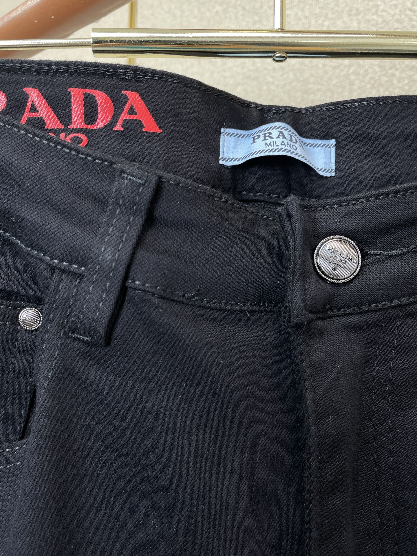Prada普拉达💥砸锅卖铁都要上的新款新款休闲牛仔裤👖高端版本！专柜定制面料 透气舒适度高，细节无可挑剔，品牌元素设计理
