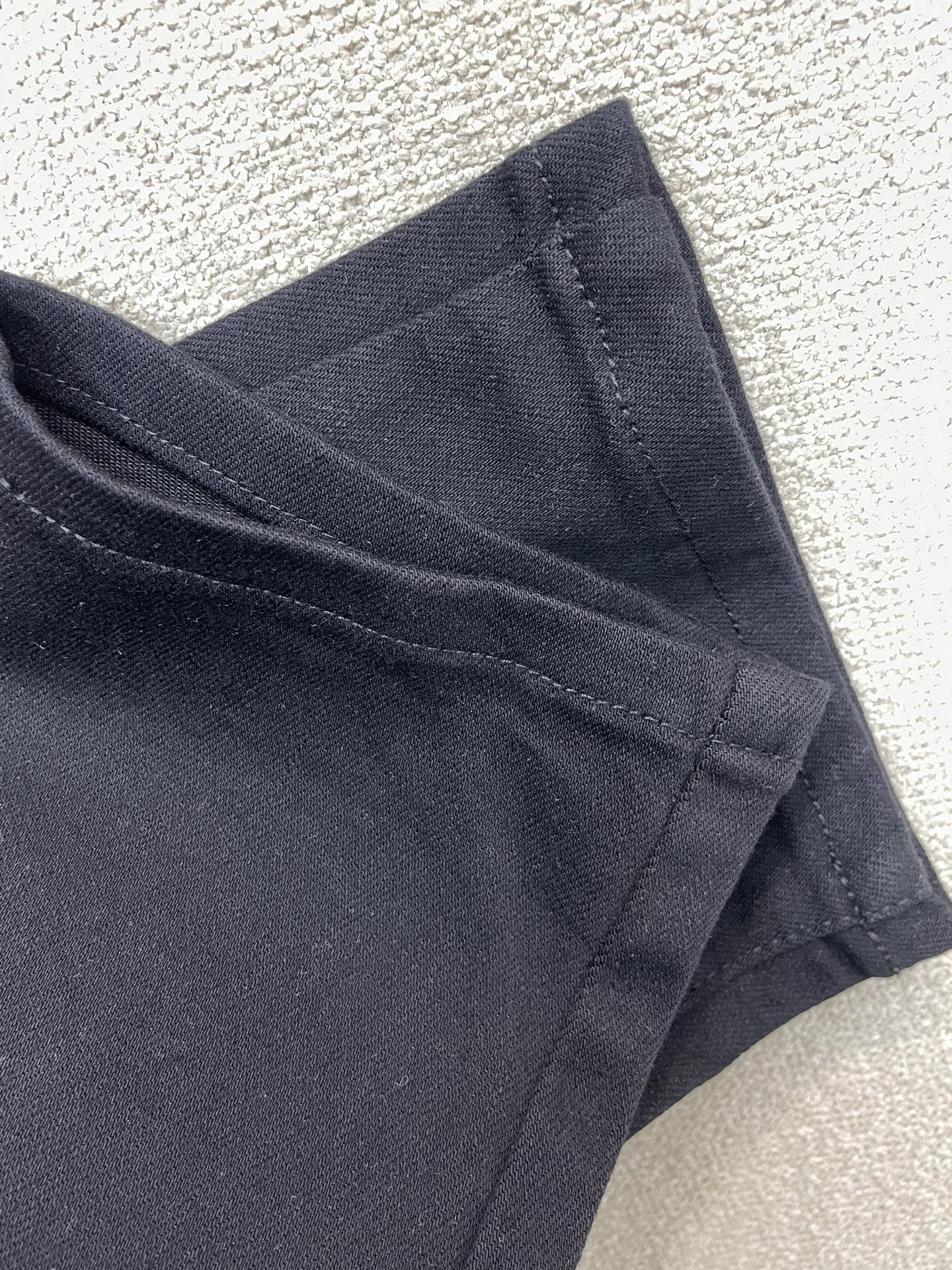 Prada普拉达💥砸锅卖铁都要上的新款新款休闲牛仔裤👖高端版本！专柜定制面料 透气舒适度高，细节无可挑剔，品牌元素设计理