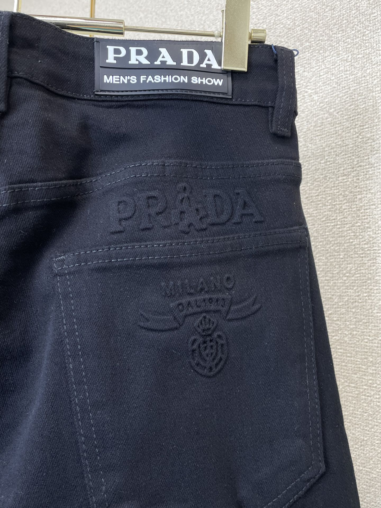 Prada普拉达💥砸锅卖铁都要上的新款新款休闲牛仔裤👖高端版本！专柜定制面料 透气舒适度高，细节无可挑剔，品牌元素设计理