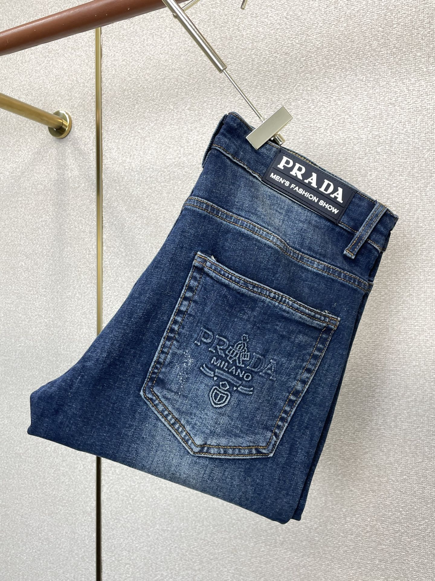 NO:955176,.Prada’s new high-end version of casual jeans is a must-have for everyone!  Custom-made fabrics at the counter are highly breathable and comfortable, with impeccable details and brand element design concepts, reflecting high quality. It feels delicate and soft!  It presents a casual cut and the upper body shape is awesome!  Code number: 29-38,,prada,prada,jeans,19860909.Prada普拉达砸锅卖铁都要上的新款新款休闲牛仔裤高端版本！专柜定制面料 透气舒适度高,细节无可挑剔,品牌元素设计理念,体现高品质.手感细腻柔软！呈现休闲裁剪,上身版型超赞！码数:29-38,,prada,prada,jeans,,Men's clothing