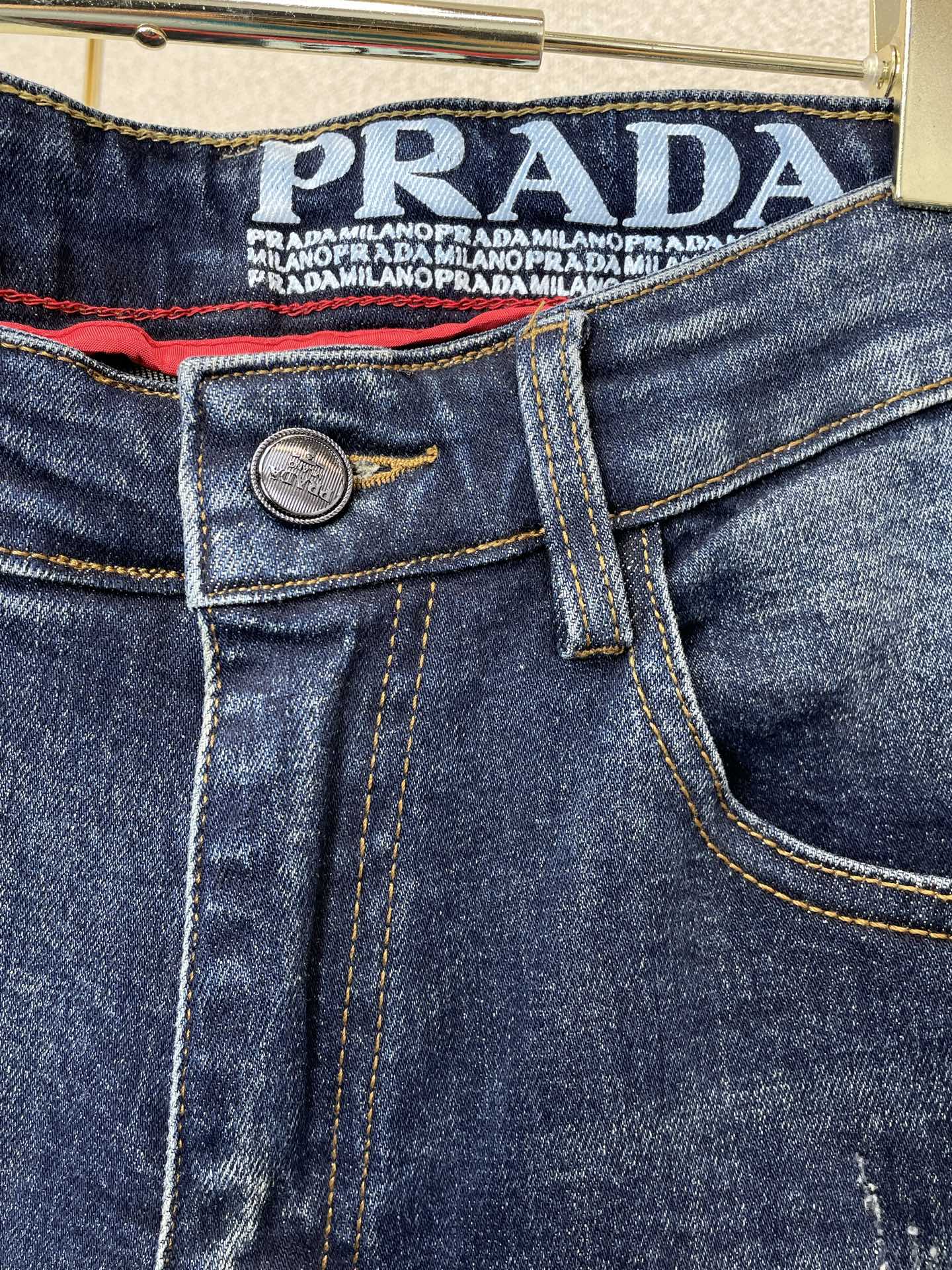 Prada普拉达💥砸锅卖铁都要上的新款新款休闲牛仔裤👖高端版本！专柜定制面料 透气舒适度高，细节无可挑剔，品牌元素设计理