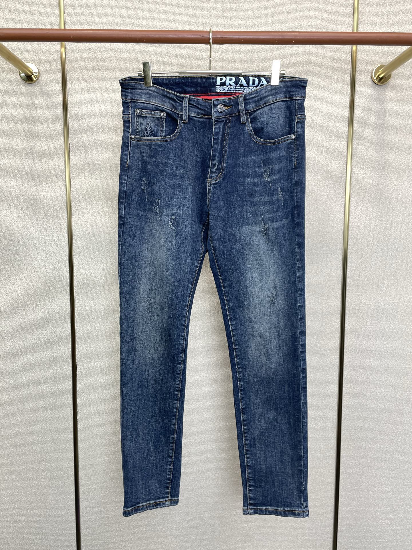 Prada普拉达💥砸锅卖铁都要上的新款新款休闲牛仔裤👖高端版本！专柜定制面料 透气舒适度高，细节无可挑剔，品牌元素设计理