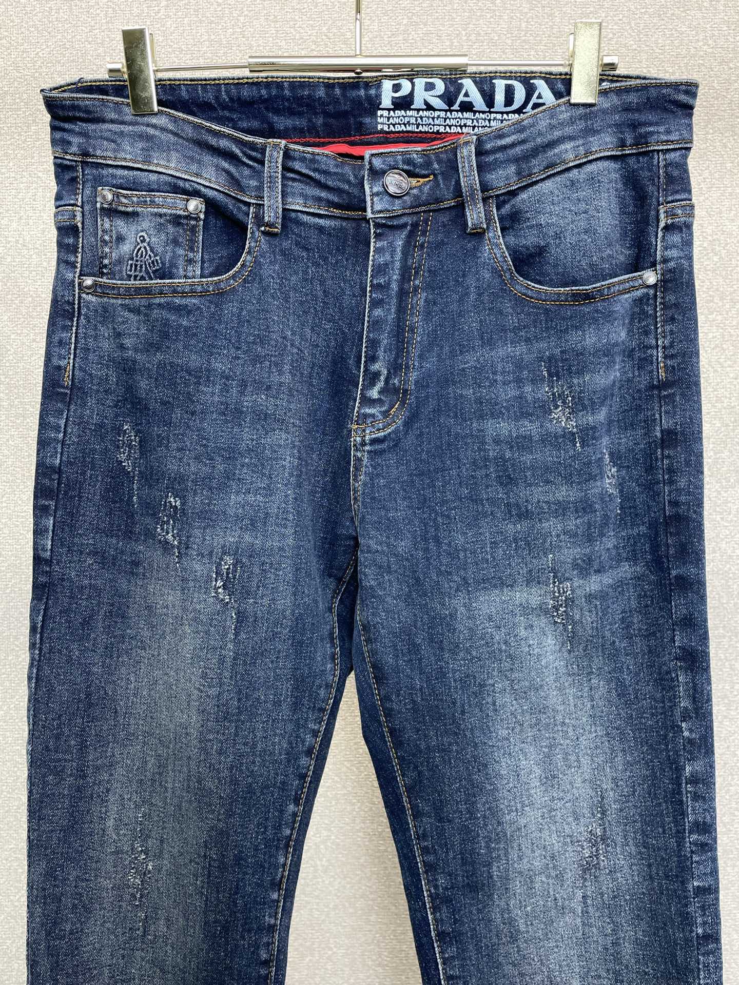 Prada普拉达💥砸锅卖铁都要上的新款新款休闲牛仔裤👖高端版本！专柜定制面料 透气舒适度高，细节无可挑剔，品牌元素设计理