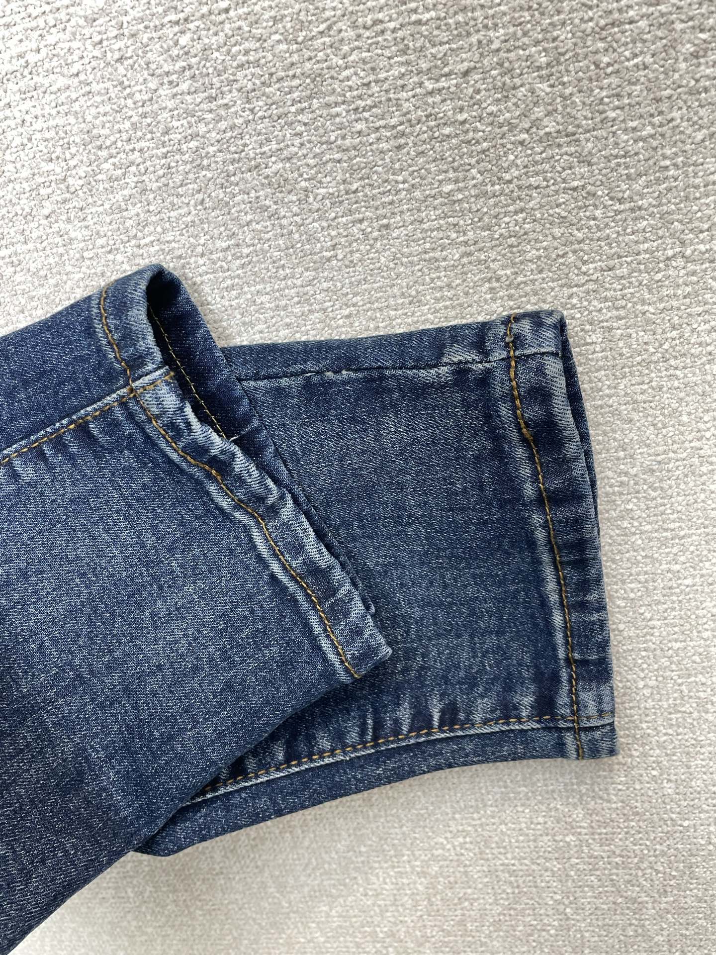 Prada普拉达💥砸锅卖铁都要上的新款新款休闲牛仔裤👖高端版本！专柜定制面料 透气舒适度高，细节无可挑剔，品牌元素设计理