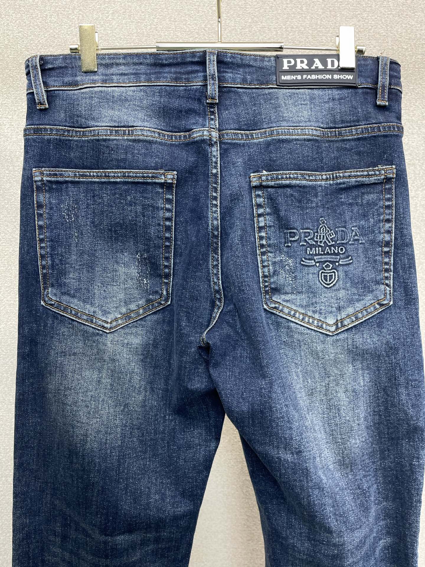 Prada普拉达💥砸锅卖铁都要上的新款新款休闲牛仔裤👖高端版本！专柜定制面料 透气舒适度高，细节无可挑剔，品牌元素设计理